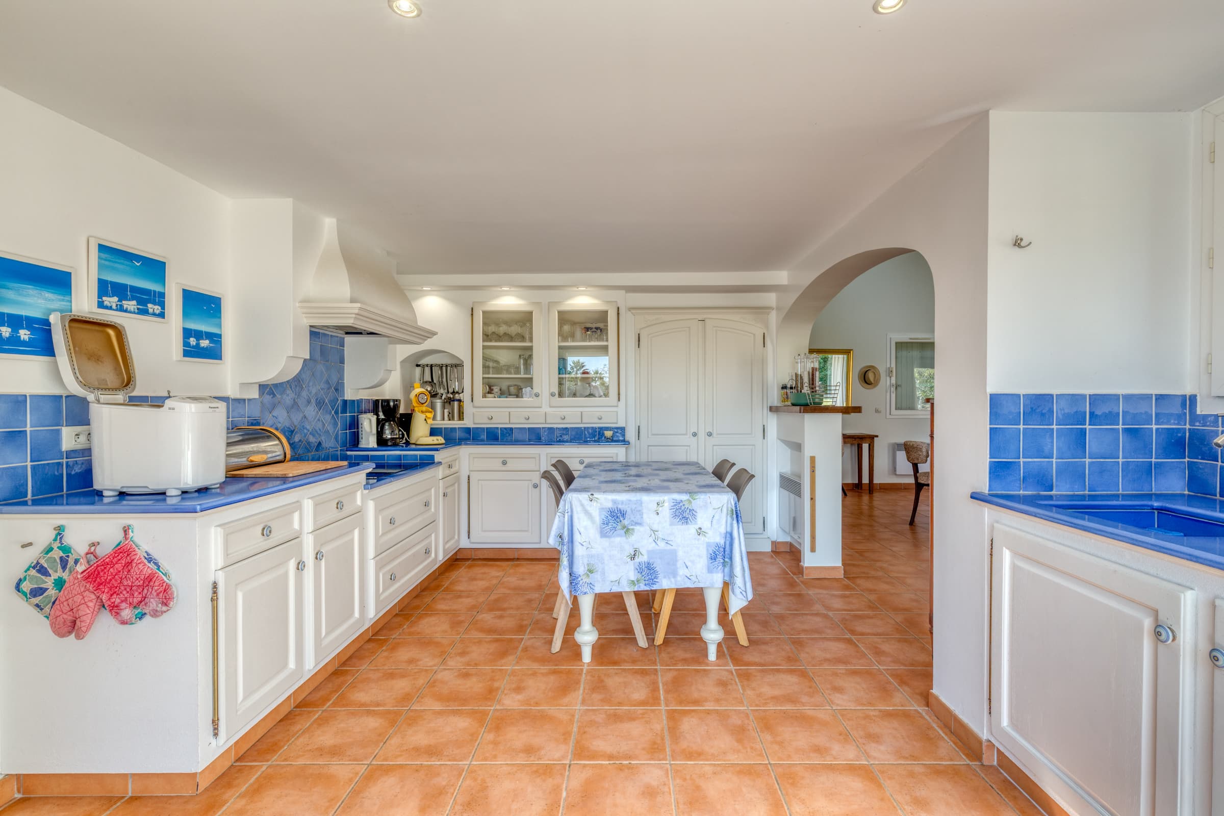 Cuisine lumineuse avec cellier, équipements premium. Fonctionnelle et parfaitement intégrée aux espaces de vie.