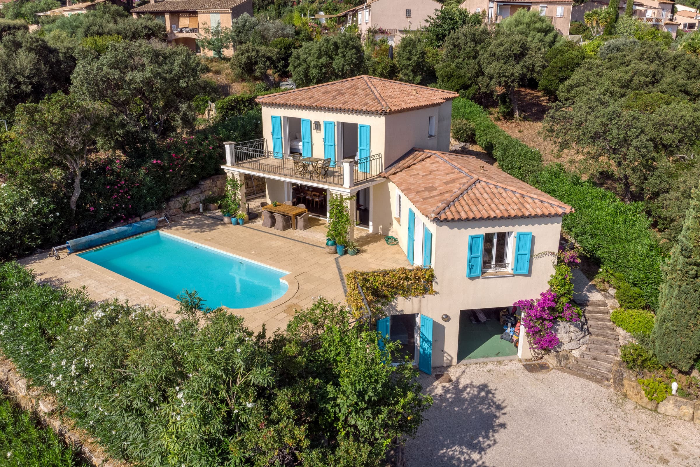 Superbe villa récente de 4 chambres à Cavalaire-sur-Mer, avec piscine, jardin paysager, terrasse ensoleillée et vue panoramique sur la mer, proche plages et centre.