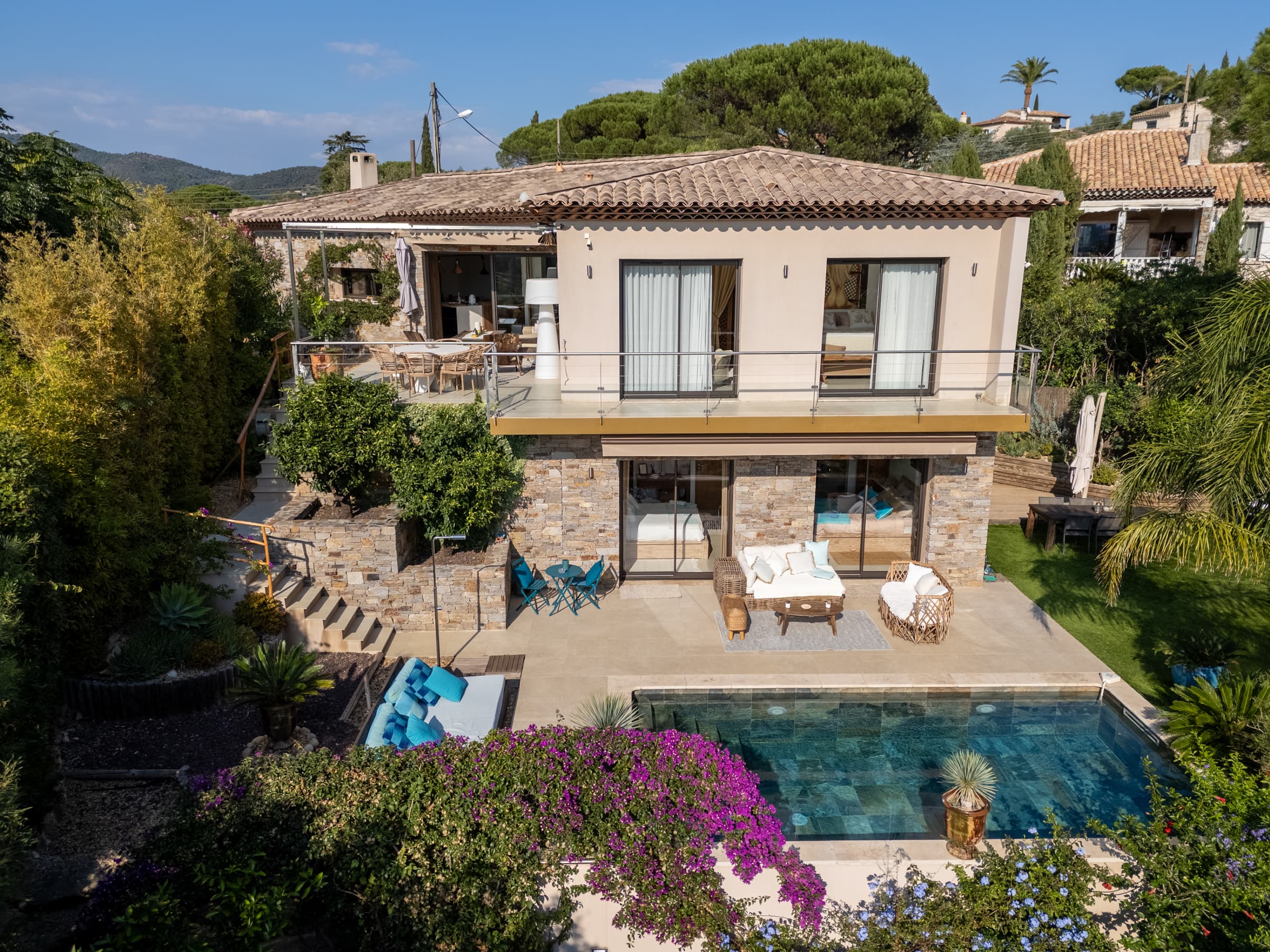 Villa contemporaine à vendre à Sainte-Maxime, architecture moderne, matériaux nobles et vue dégagée à 40 m d’altitude, proche du centre et de la mer.