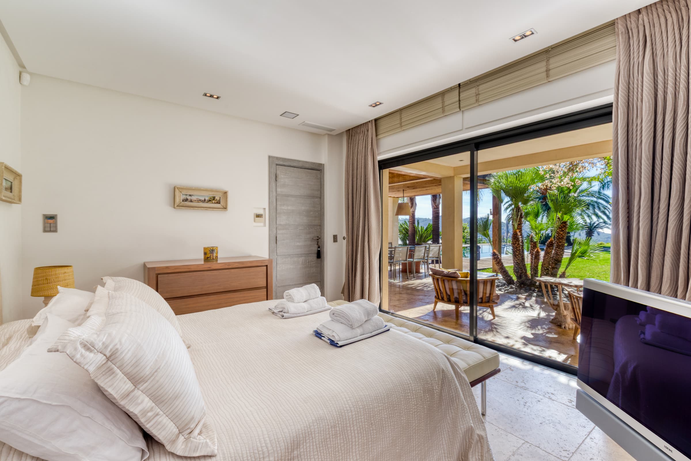 Cinq chambres élégantes avec salles d’eau privatives. Confort, intimité et raffinement à La Croix-Valmer.