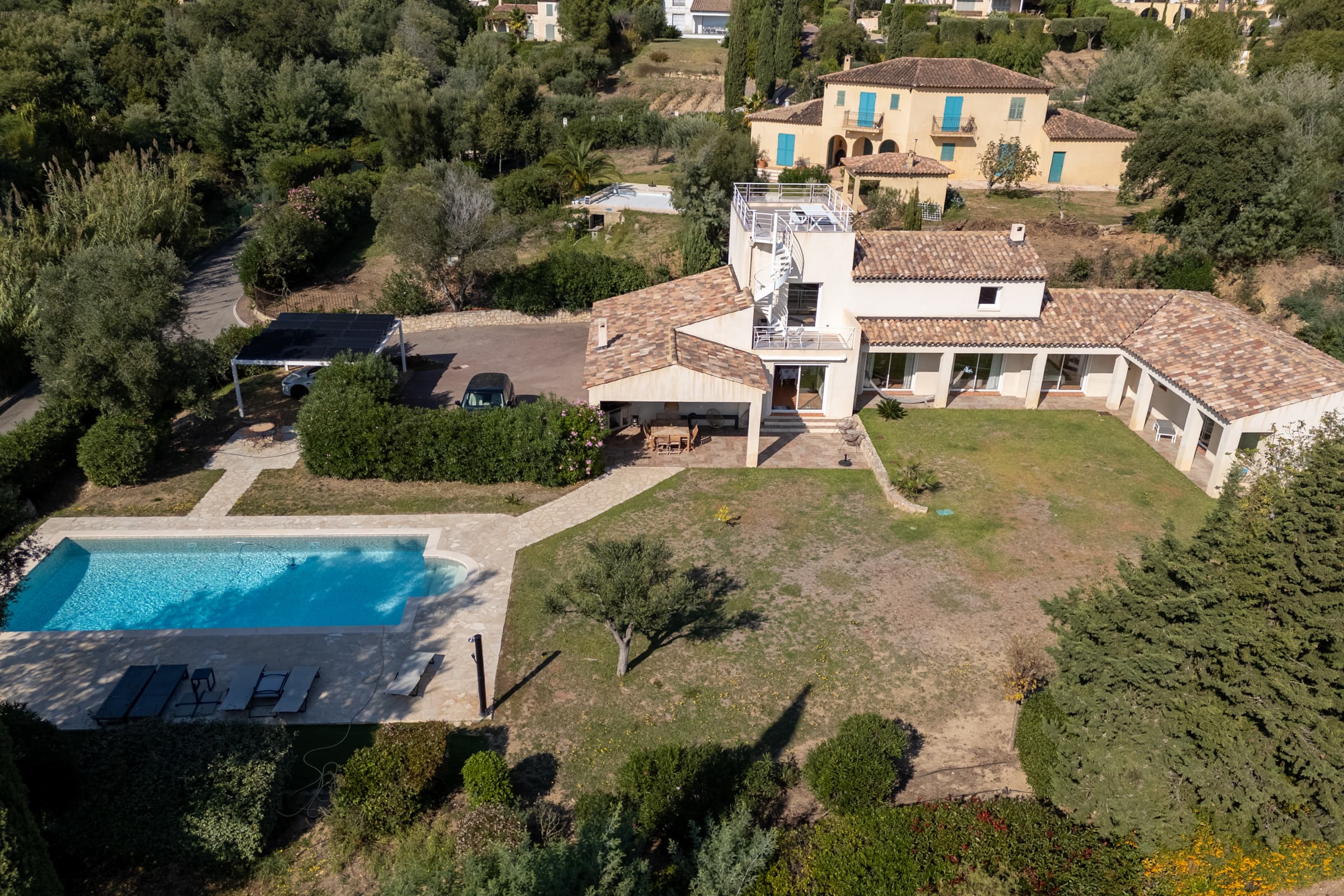 Façade élégante de la villa moderne dans le domaine privé du Golfe Bleu à Grimaud, alliance parfaite entre confort et art de vivre méditerranéen.