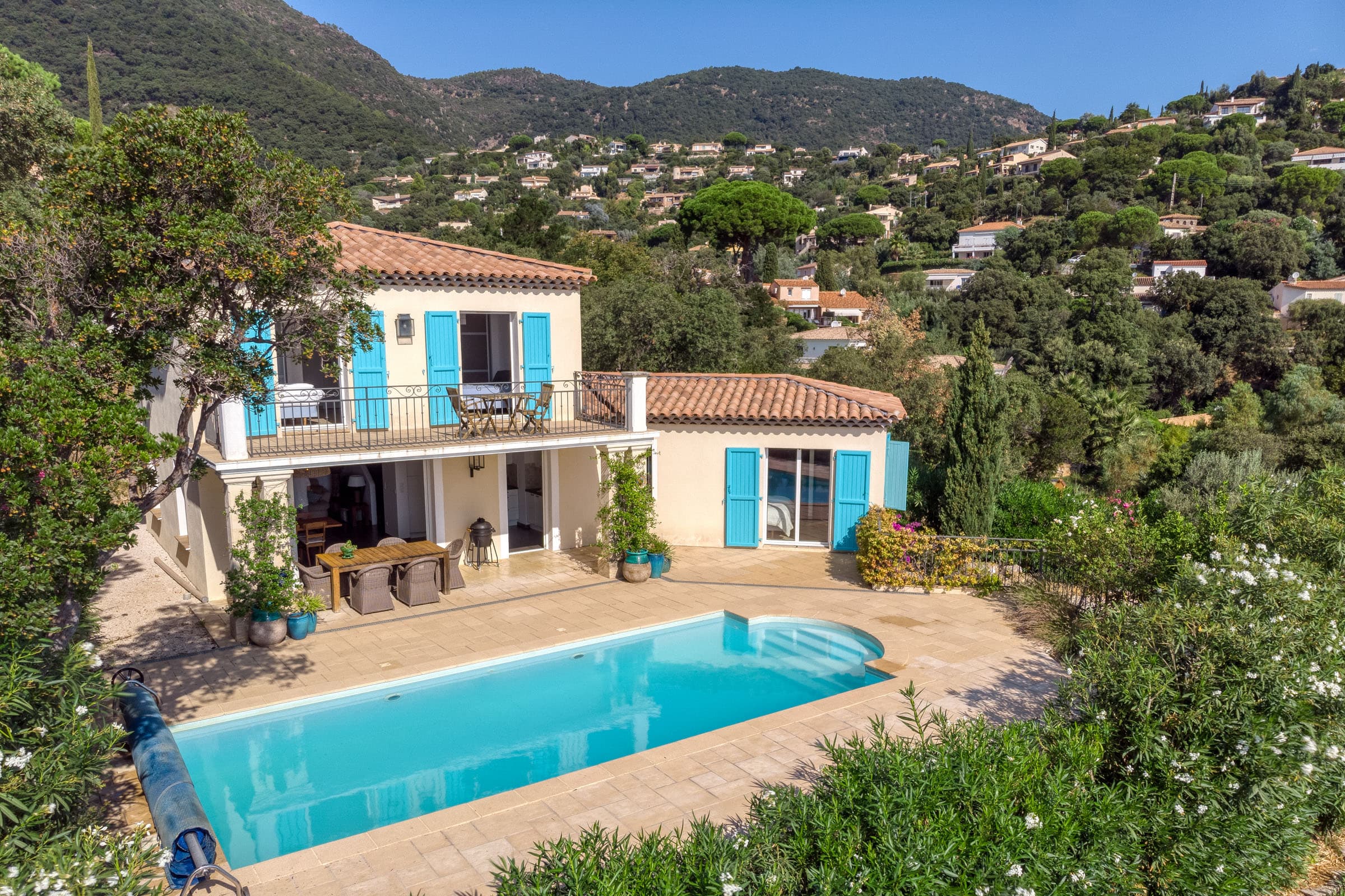 Superbe villa récente de 4 chambres à Cavalaire-sur-Mer, avec piscine, terrasse ensoleillée et vue panoramique sur la mer, proche plages et centre.