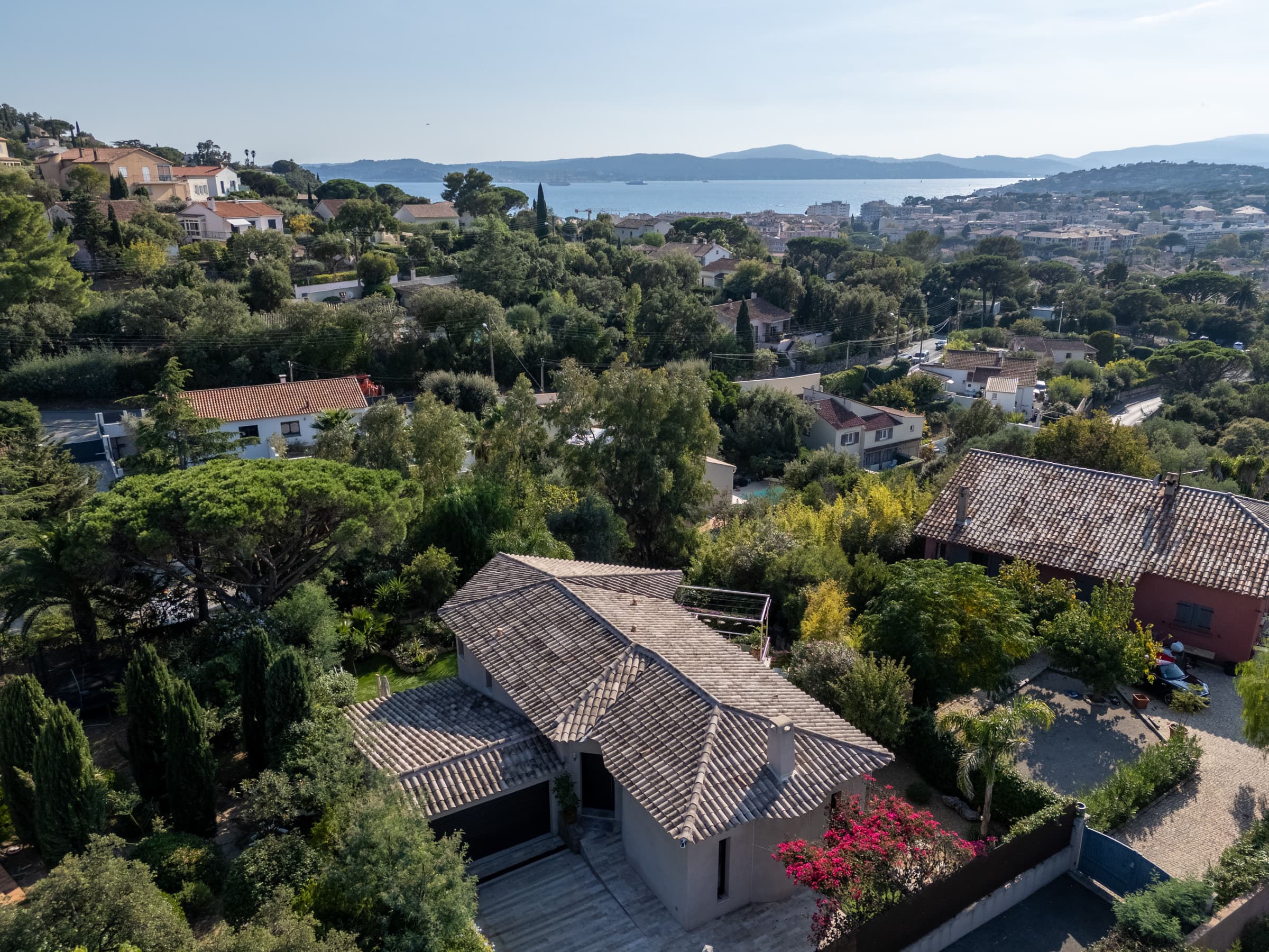 À vendre - Élégante villa contemporaine à Sainte-Maxime, architecture moderne, matériaux nobles et vue dégagée à 40 m d’altitude