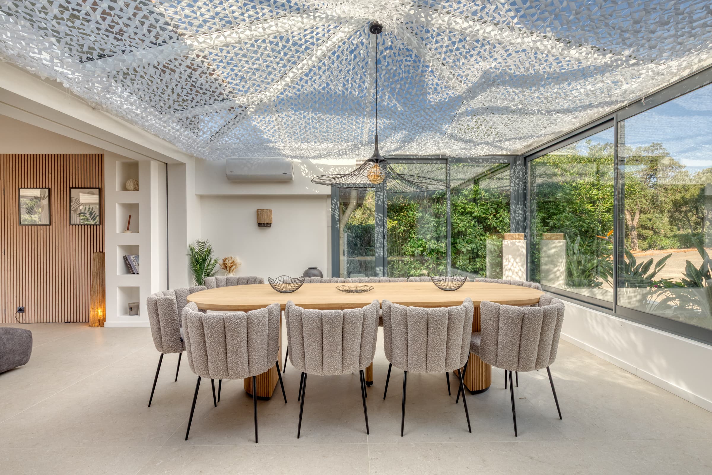 Salle à manger sous verrières. Villa d’exception à vendre à La Croix-Valmer, secteur Gigaro.