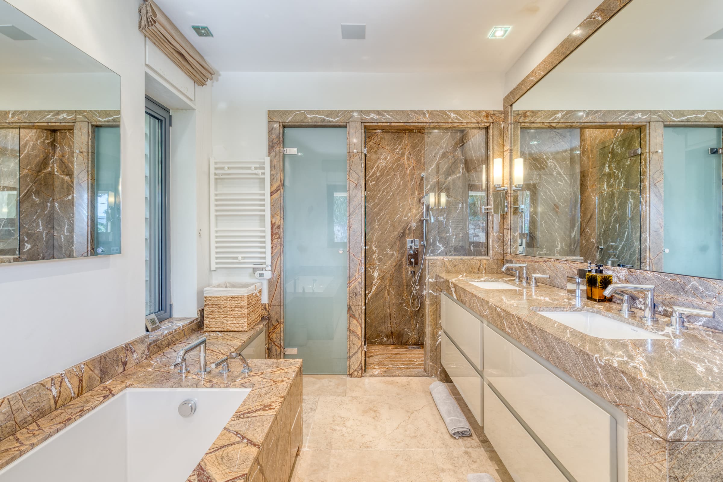 Salles de bains élégantes et raffinées dans villa de prestige à vendre à La Croix-Valmer. Matériaux haut de gamme et confort absolu.