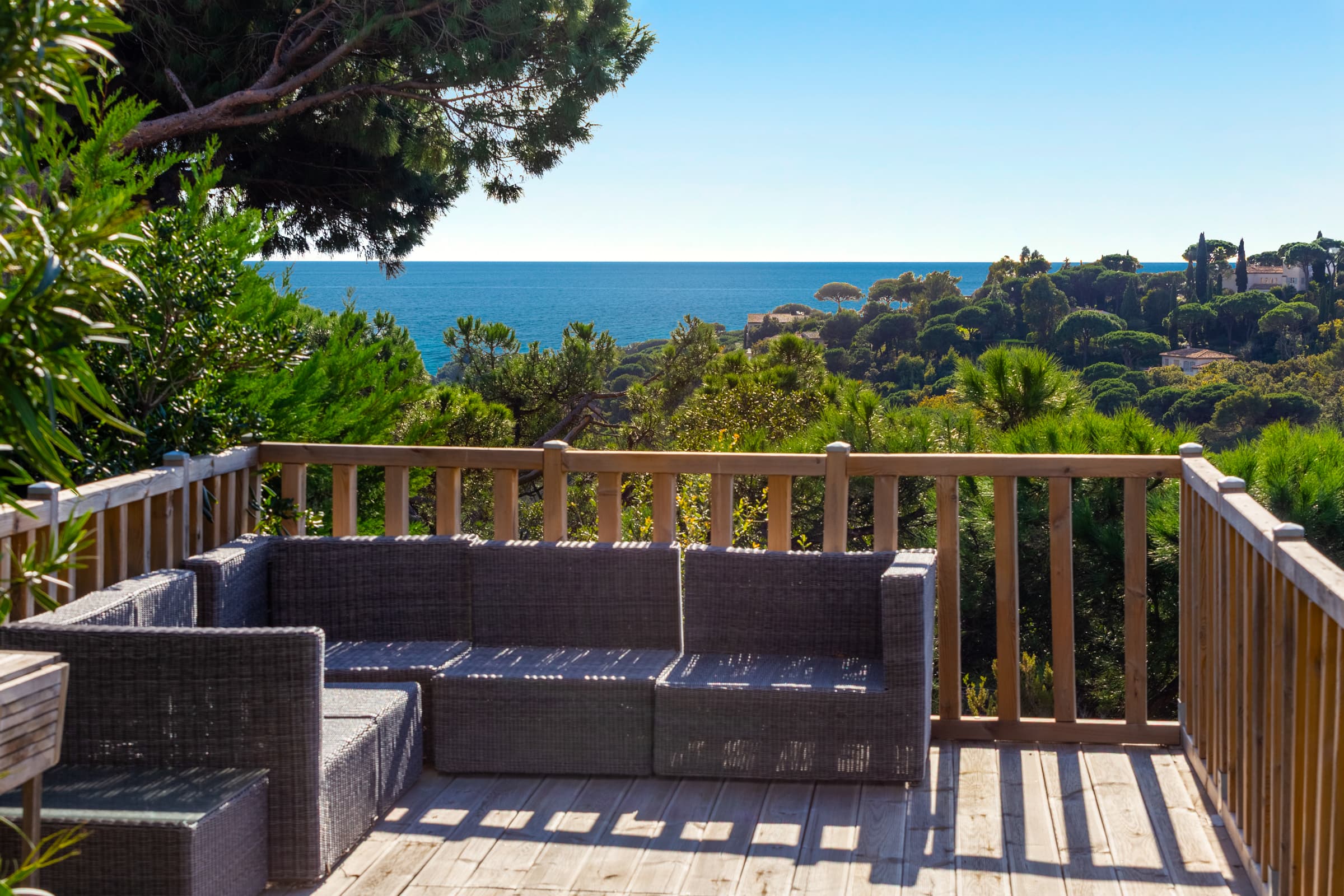 Vue panoramique sur la Méditerranée depuis la villa à vendre à Gigaro, avec un horizon exceptionnel et totale tranquillité.