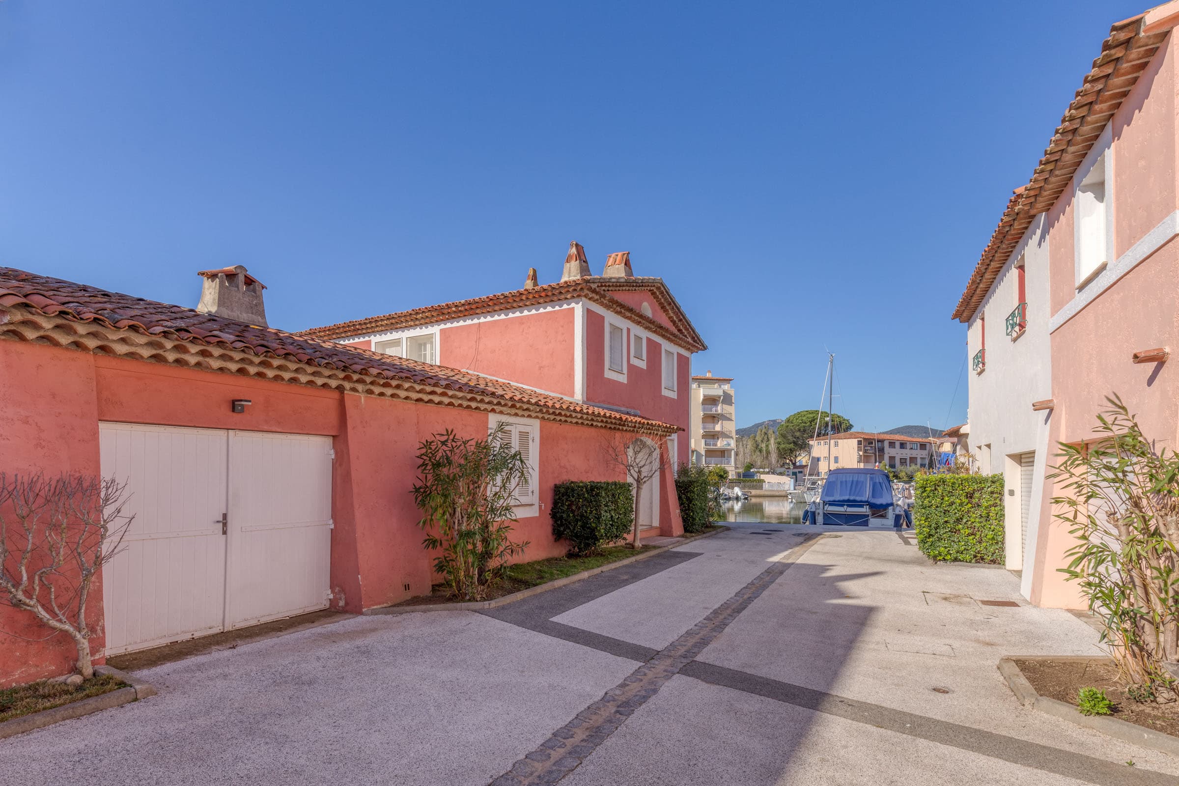 Propriété à vendre Port-Grimaud avec grands amarrages, terrain d’angle rare, terrasses et accès direct au canal.