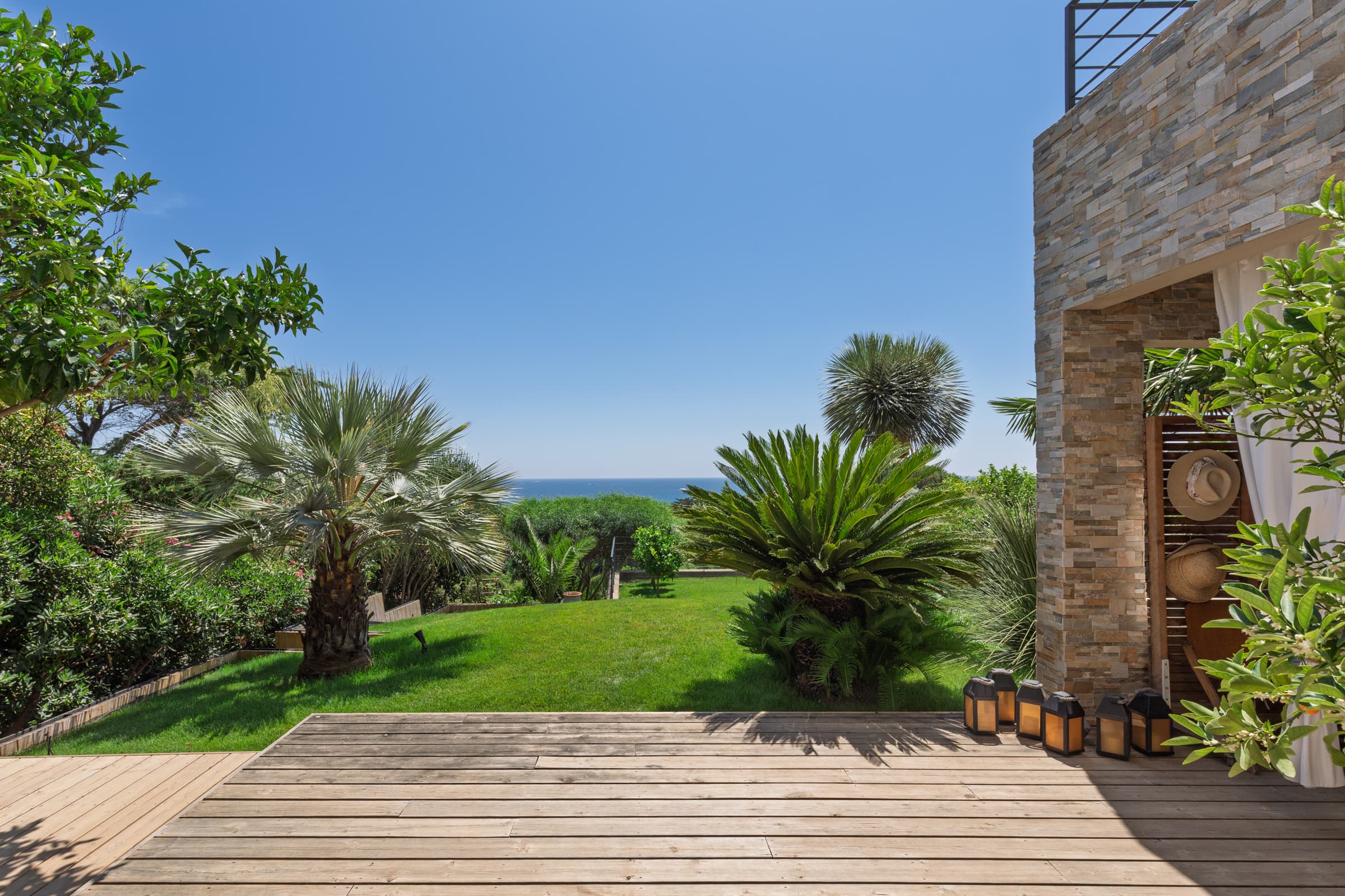 Panorama imprenable depuis la terrasse principale de la villa à Sainte-Maxime, surplombant la baie et les plages.