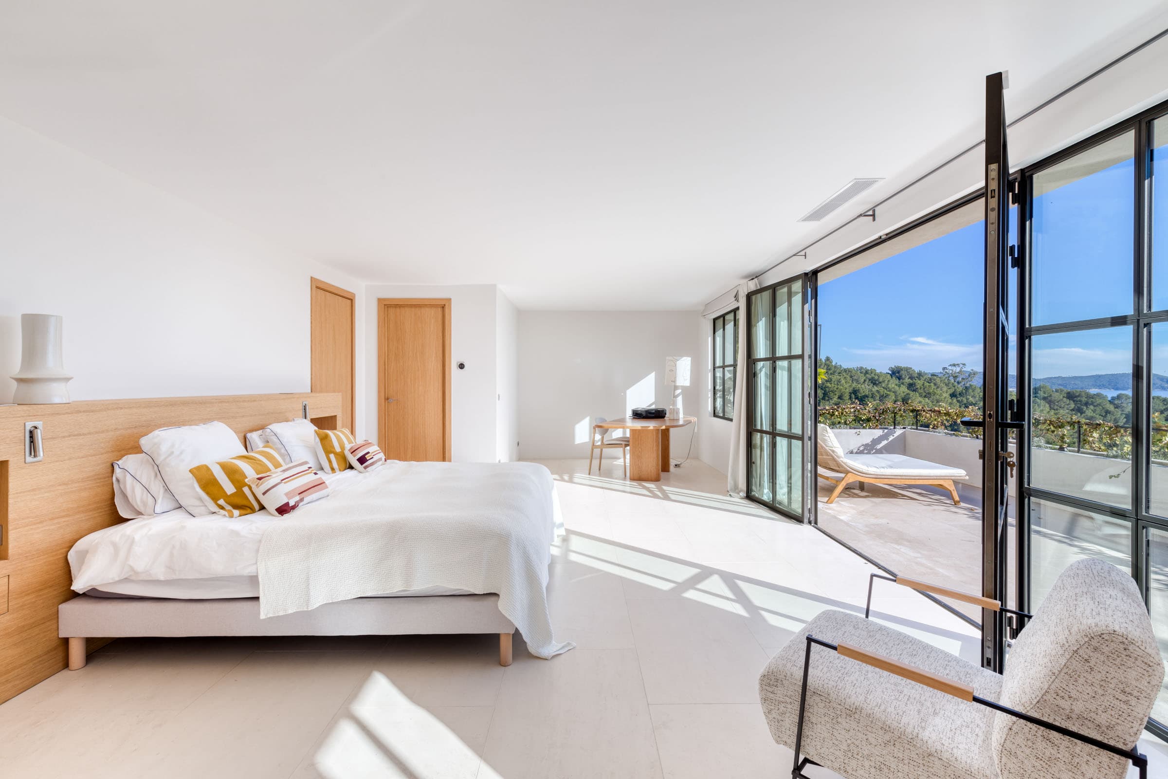 Suite parentale avec terrasse vue mer et salle de bain privée, dans une villa de prestige à vendre proche La Croix-Valmer.