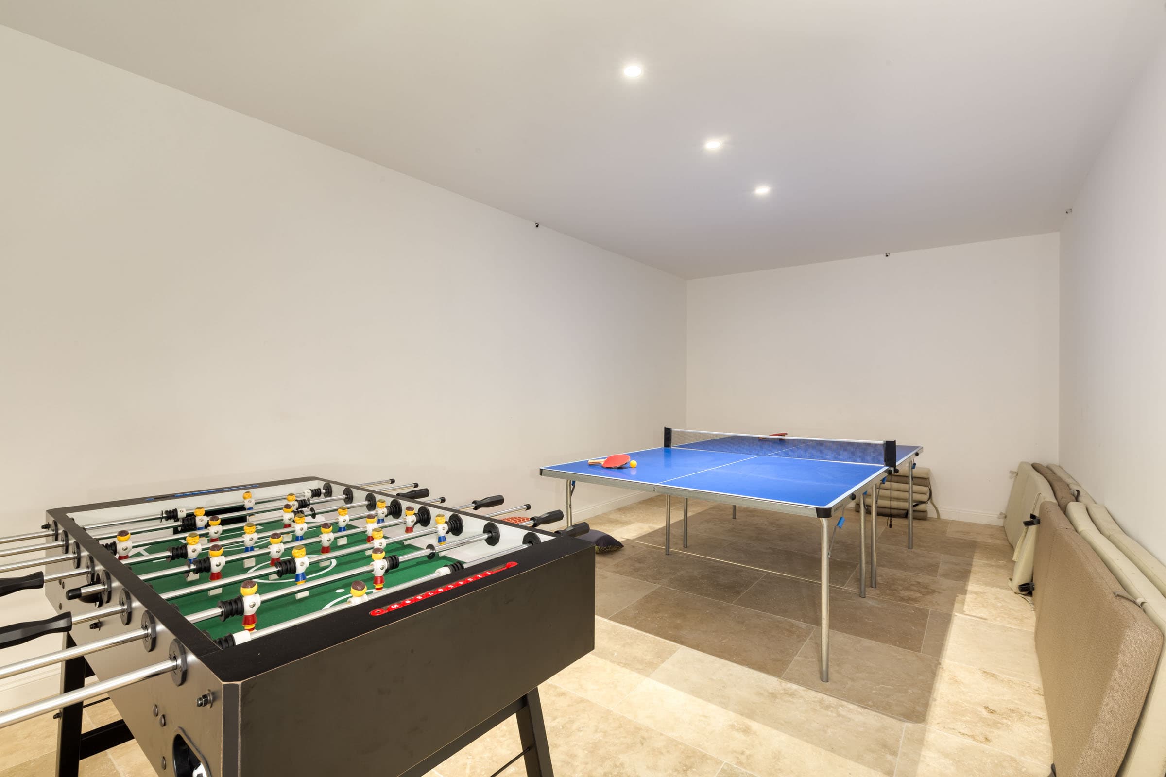  Salle de jeux dans une villa neuve à vendre à Saint-Tropez, idéale résidence secondaire avec prestations exclusives.
