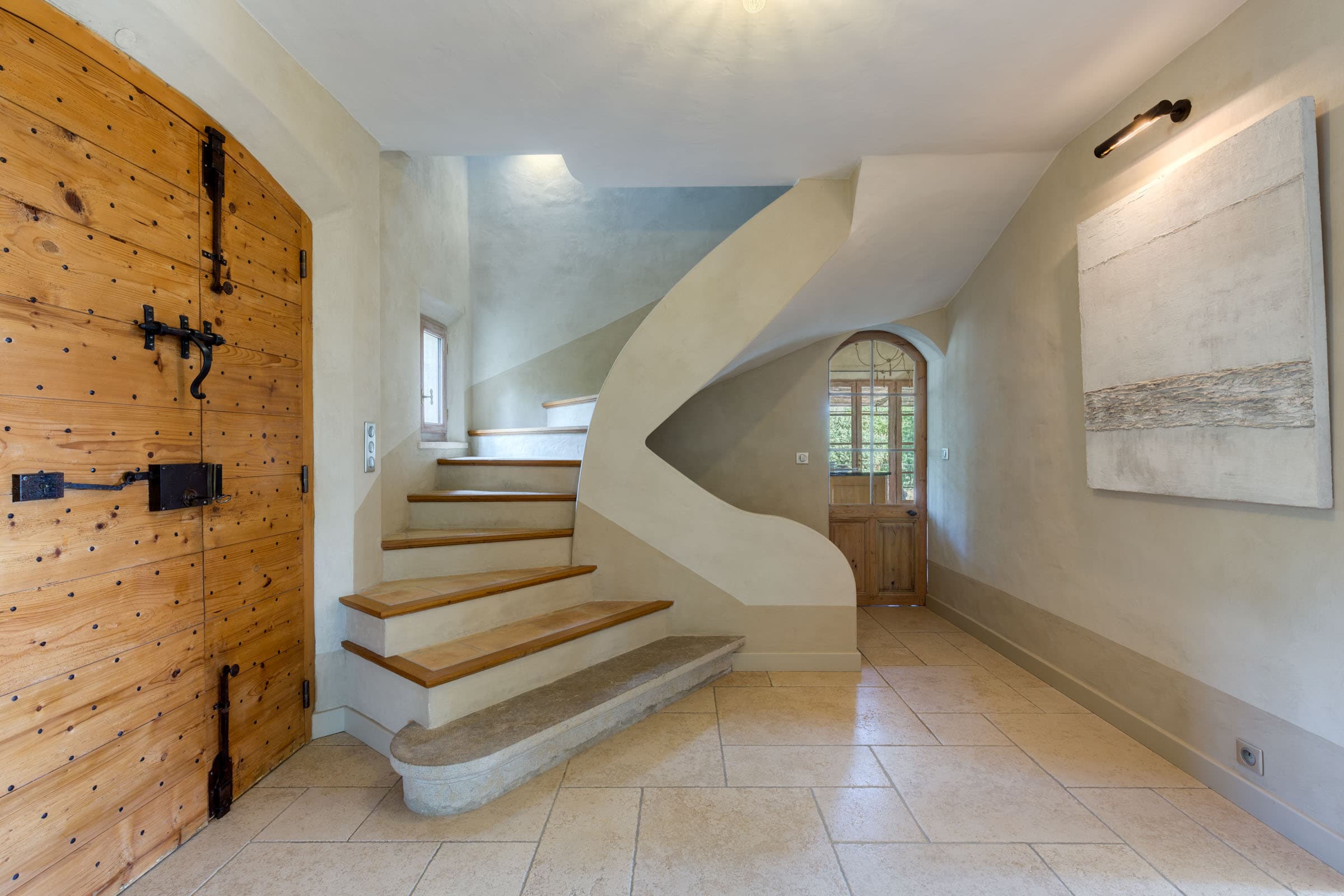 Hall spacieux avec ascenseur intérieur, villa d’exception à vendre dans la Provence Verte, Entrecasteaux.