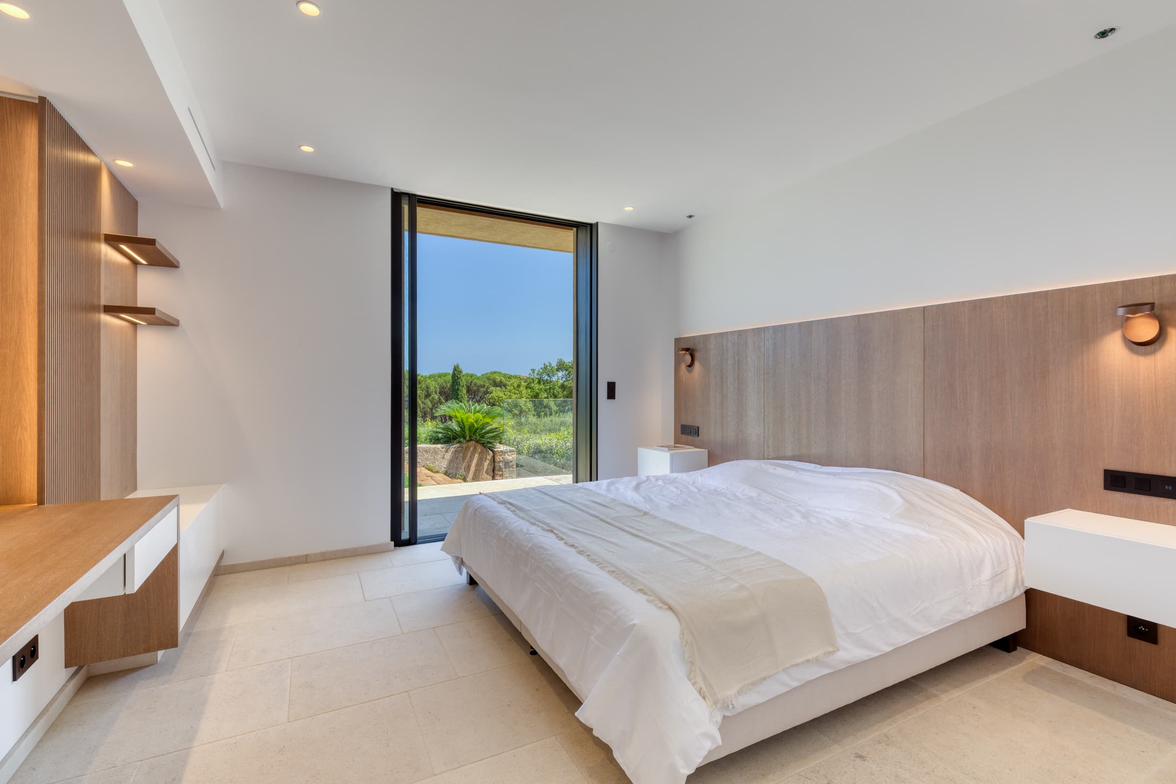 Villa de luxe à vendre à Pampelonne : suite spacieuse avec dressing et salle de bains privative.