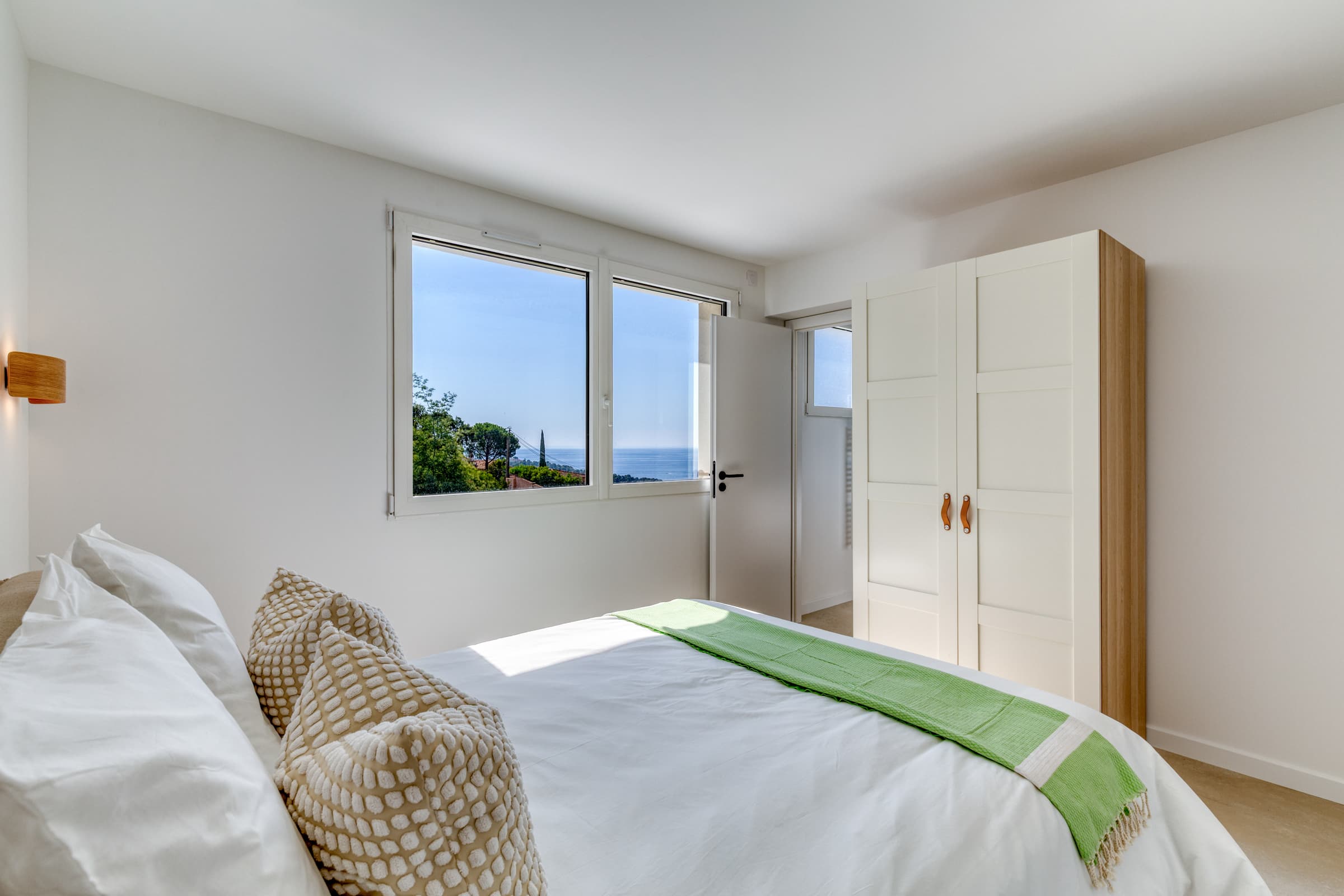 Villa à vendre Cavalaire-sur-Mer : Suite avec salle de bain attenante et vue mer.