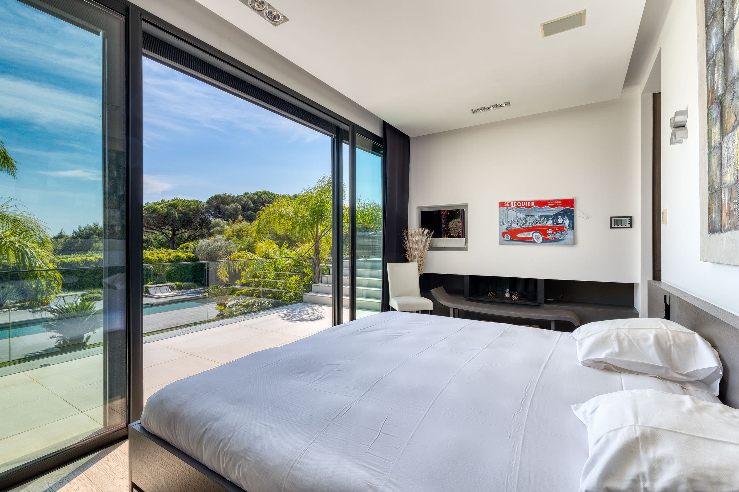 Chambre principale spacieuse avec vue jardin, dans une villa de luxe à vendre à Ramatuelle proche de Saint-Tropez.