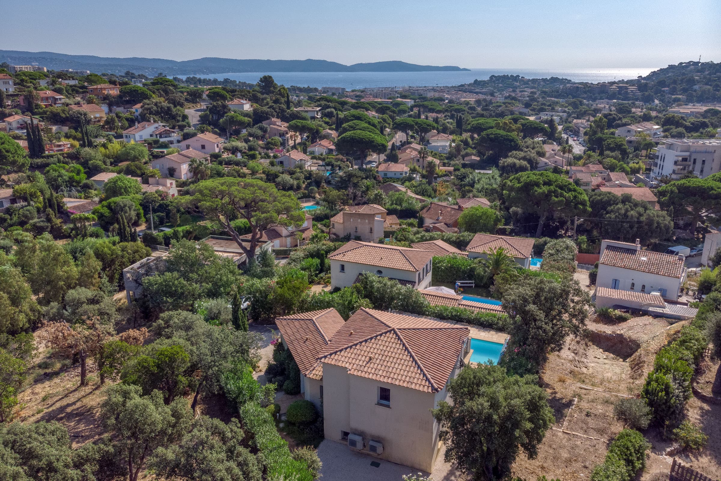 Villa néo-provençale récente à Cavalaire-sur-Mer, 4 chambres, 3 salles de bains, piscine et terrasse avec vue mer, proche centre et plages.