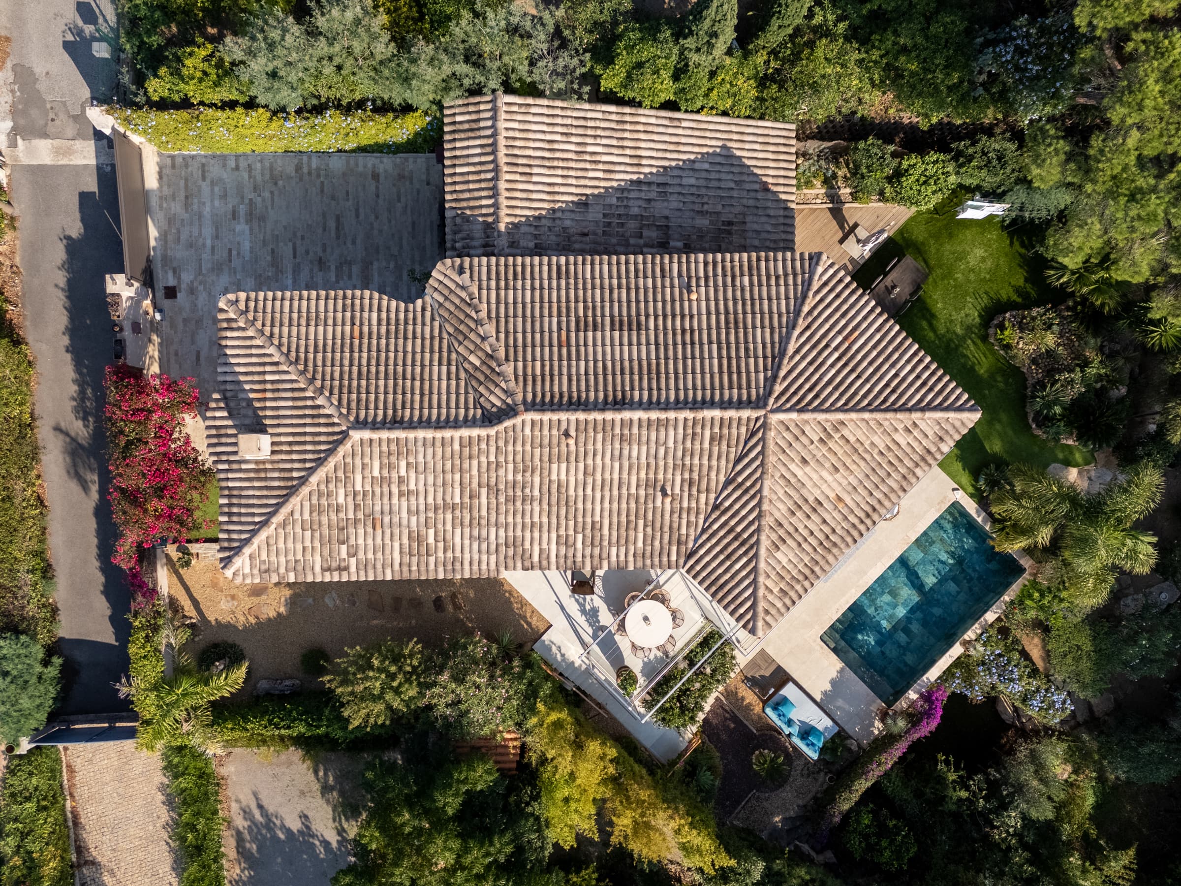 Vue aérienne de la villa contemporaine à Sainte-Maxime : architecture moderne, piscine chauffée, jardin paysager et proximité de la mer.