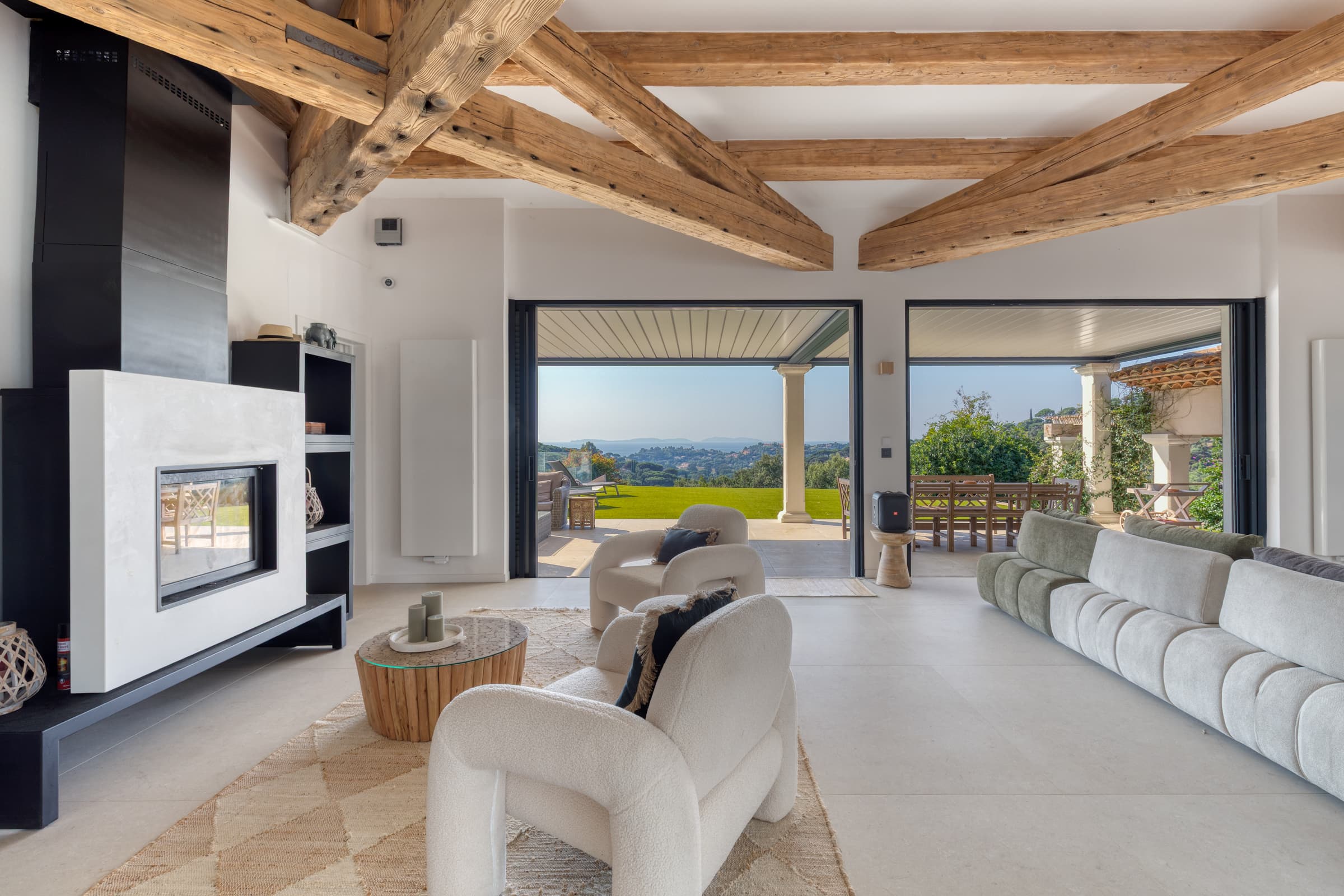 Salon élégant avec cheminée et ouverture sur la mer. Villa d’exception à vendre à La Croix-Valmer, secteur Gigaro.