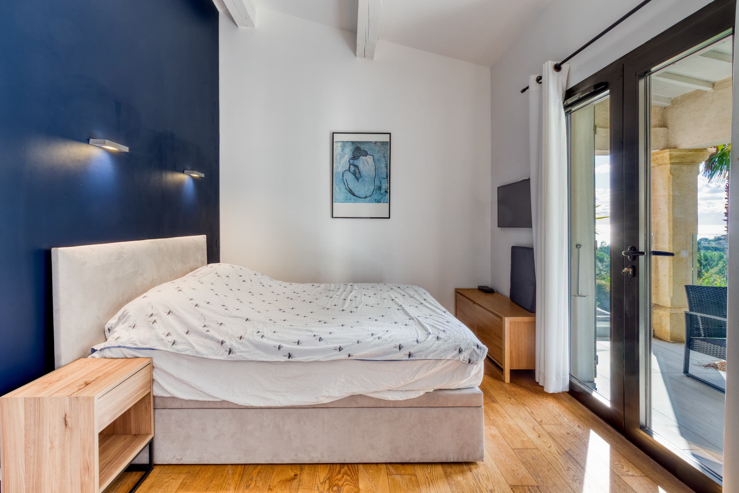 Chambre lumineuse en suite de la villa à vendre, avec salle d’eau privative et vue sur le jardin.