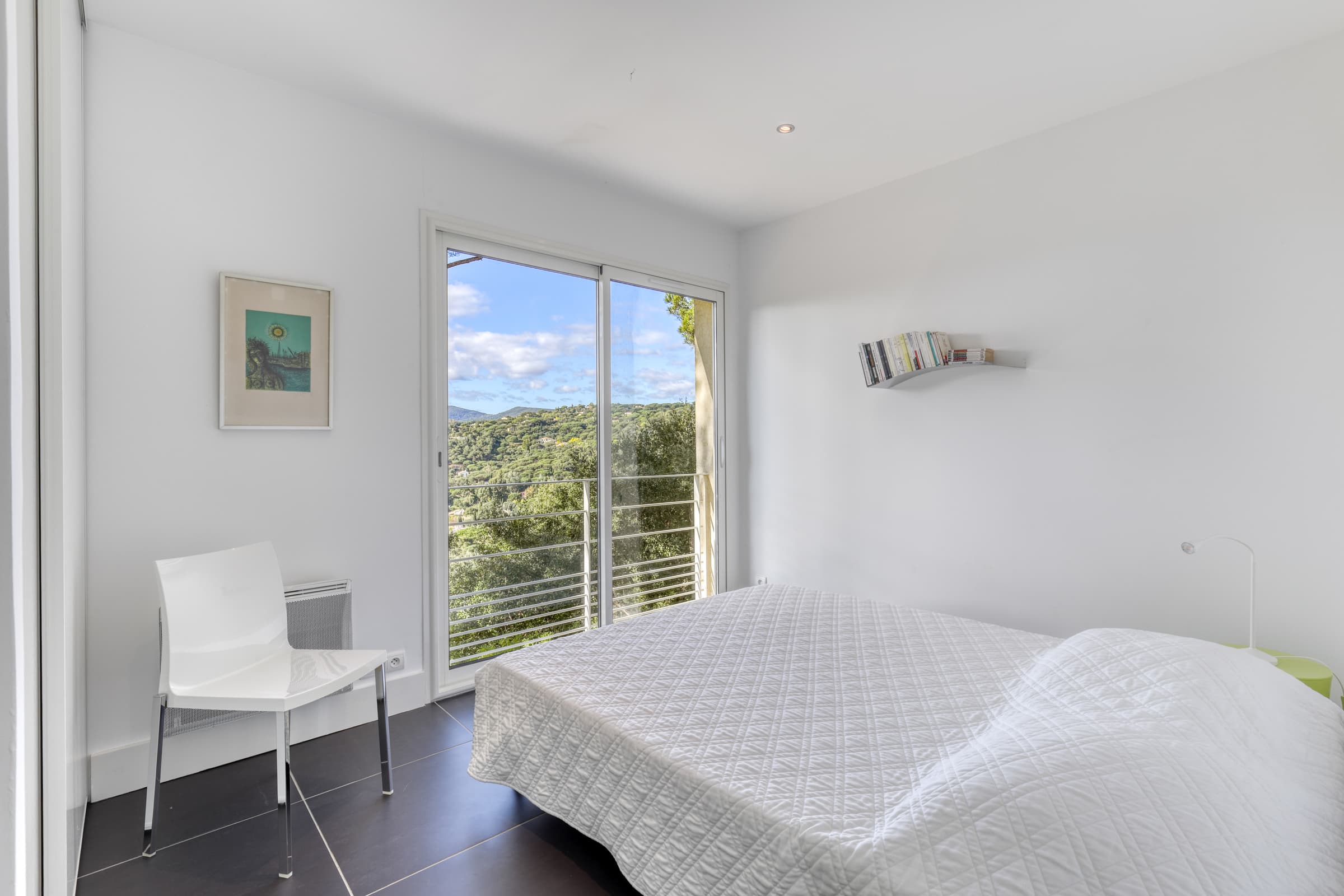 Villa familiale à vendre à Gigaro avec 6 chambres lumineuses et vue mer.