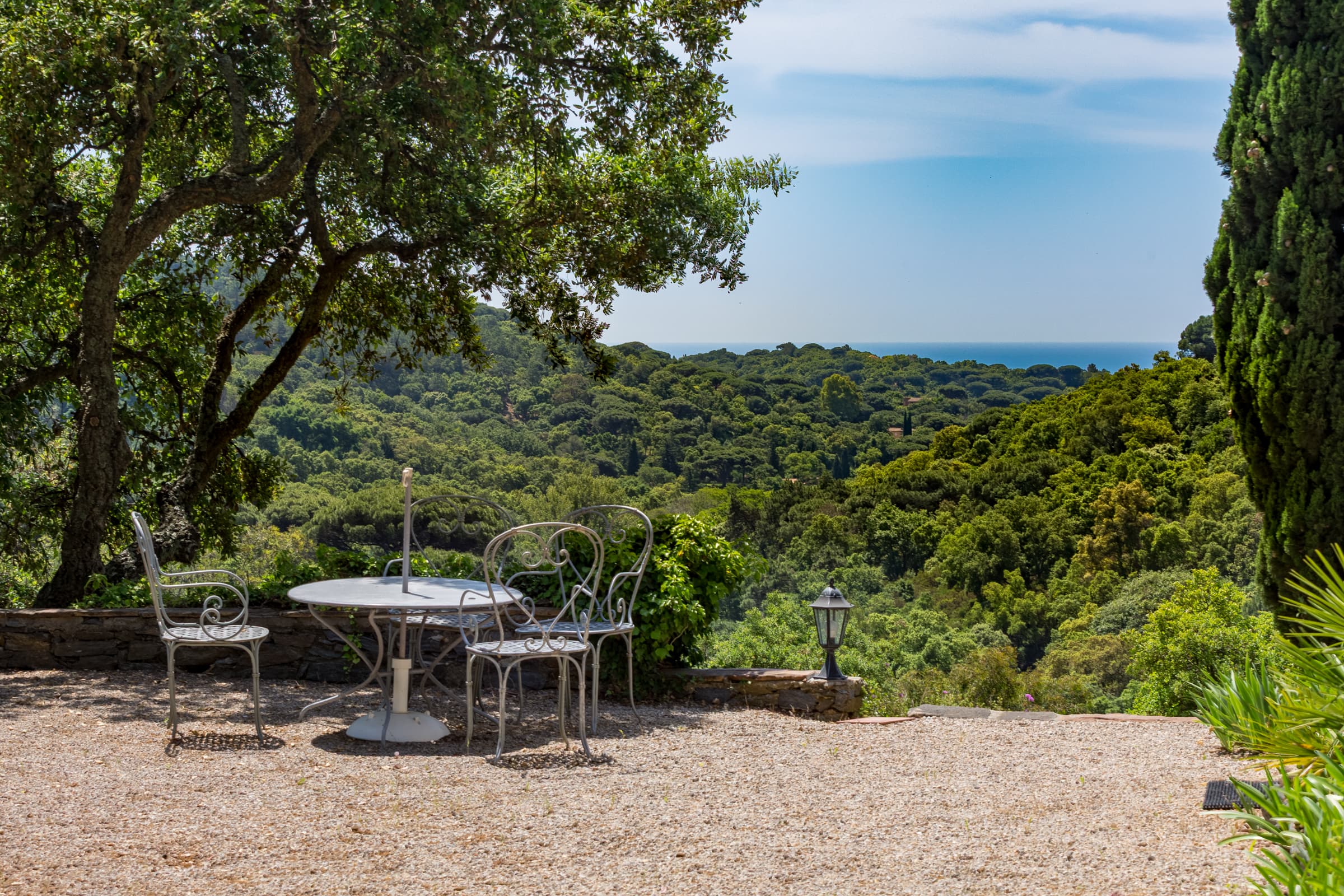 Jardin méditerranéen dans villa à vendre La Croix-Valmer, parc de 5 ha et terrasses avec vue mer, Gigaro.