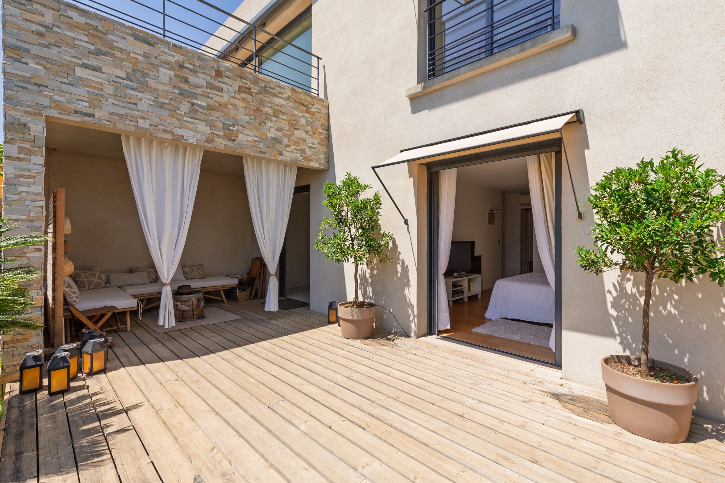 Terrasse près de la chambre, avec vue mer à couper le souffle à Sainte-Maxime.
