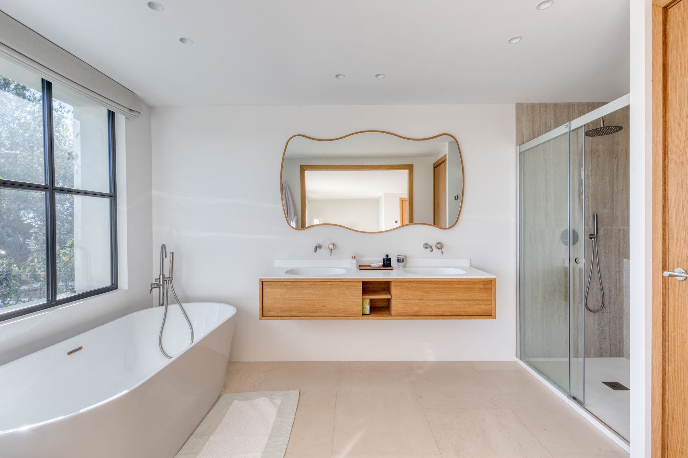 Salle de bain moderne avec finitions haut de gamme dans une villa d’exception à vendre à Cavalaire-sur-Mer.