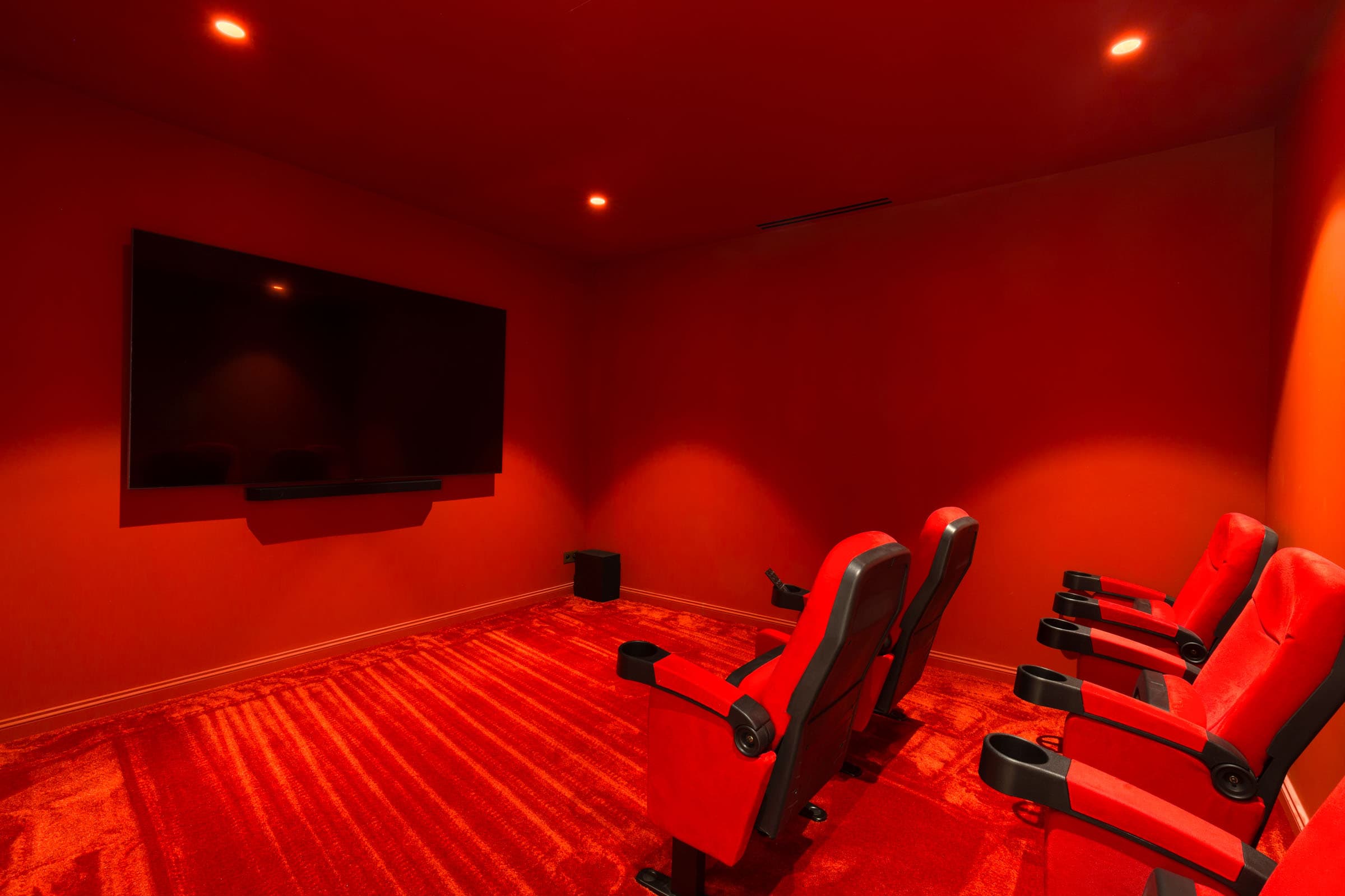 Salle de cinéma privée dans une villa neuve à vendre à Saint-Tropez, idéale résidence secondaire avec prestations exclusives.