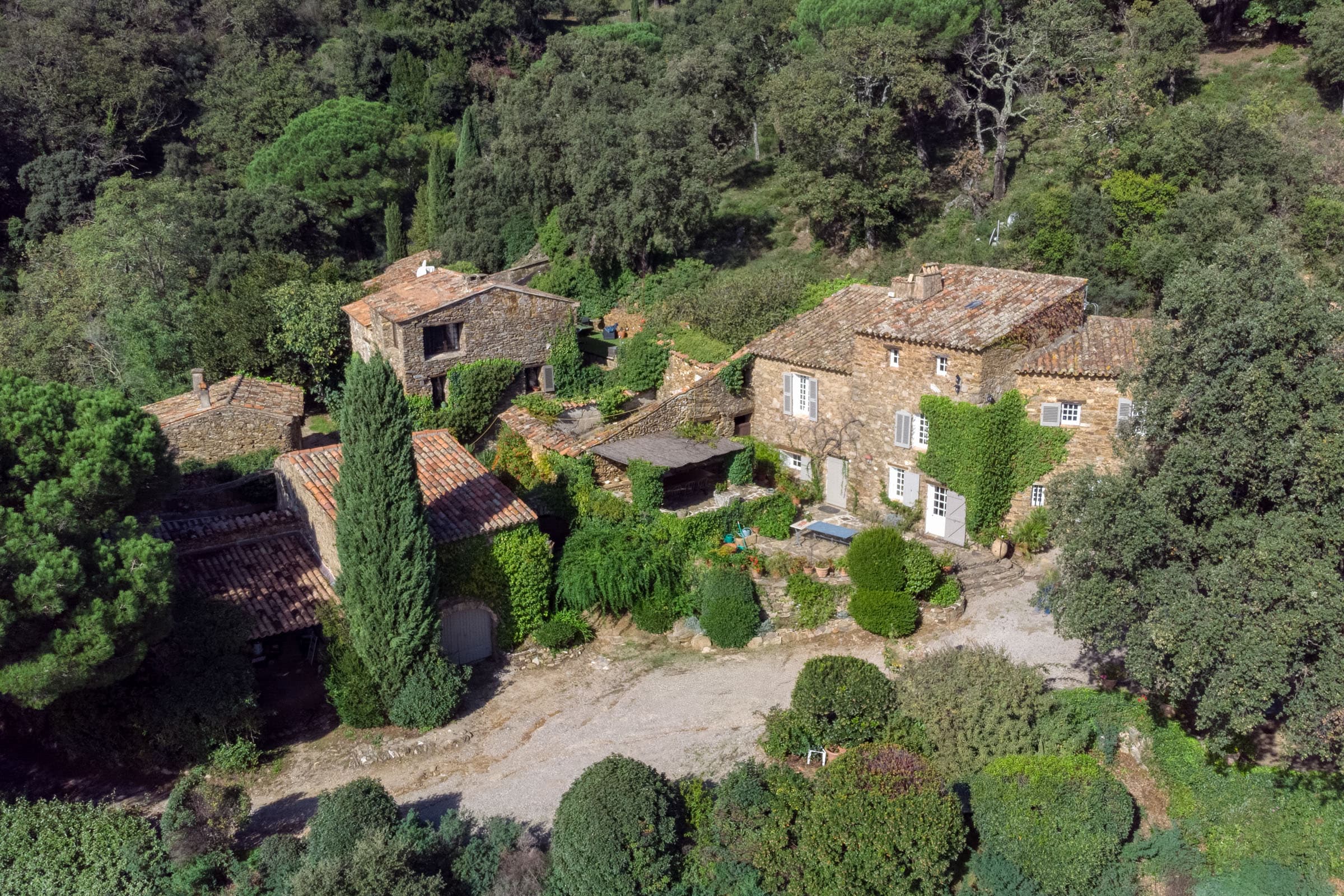 Propriété à vendre composée de 5 maisons et un studio à La Garde-Freinet, avec vue panoramique sur les collines du Golfe de Saint-Tropez.