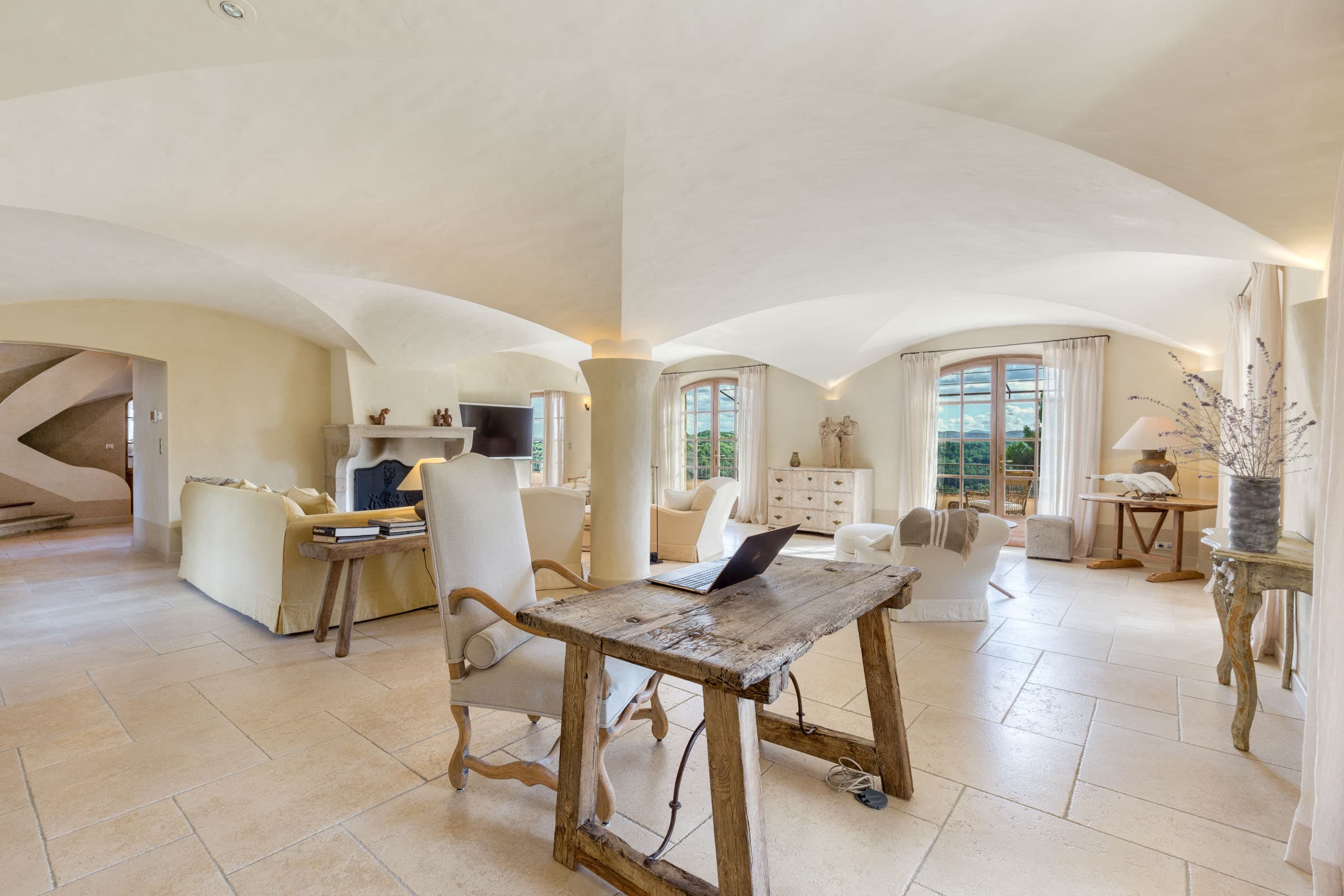 Grand salon lumineux avec plafonds voûtés, villa de luxe à vendre près du Golfe de Saint-Tropez, Entrecasteaux.