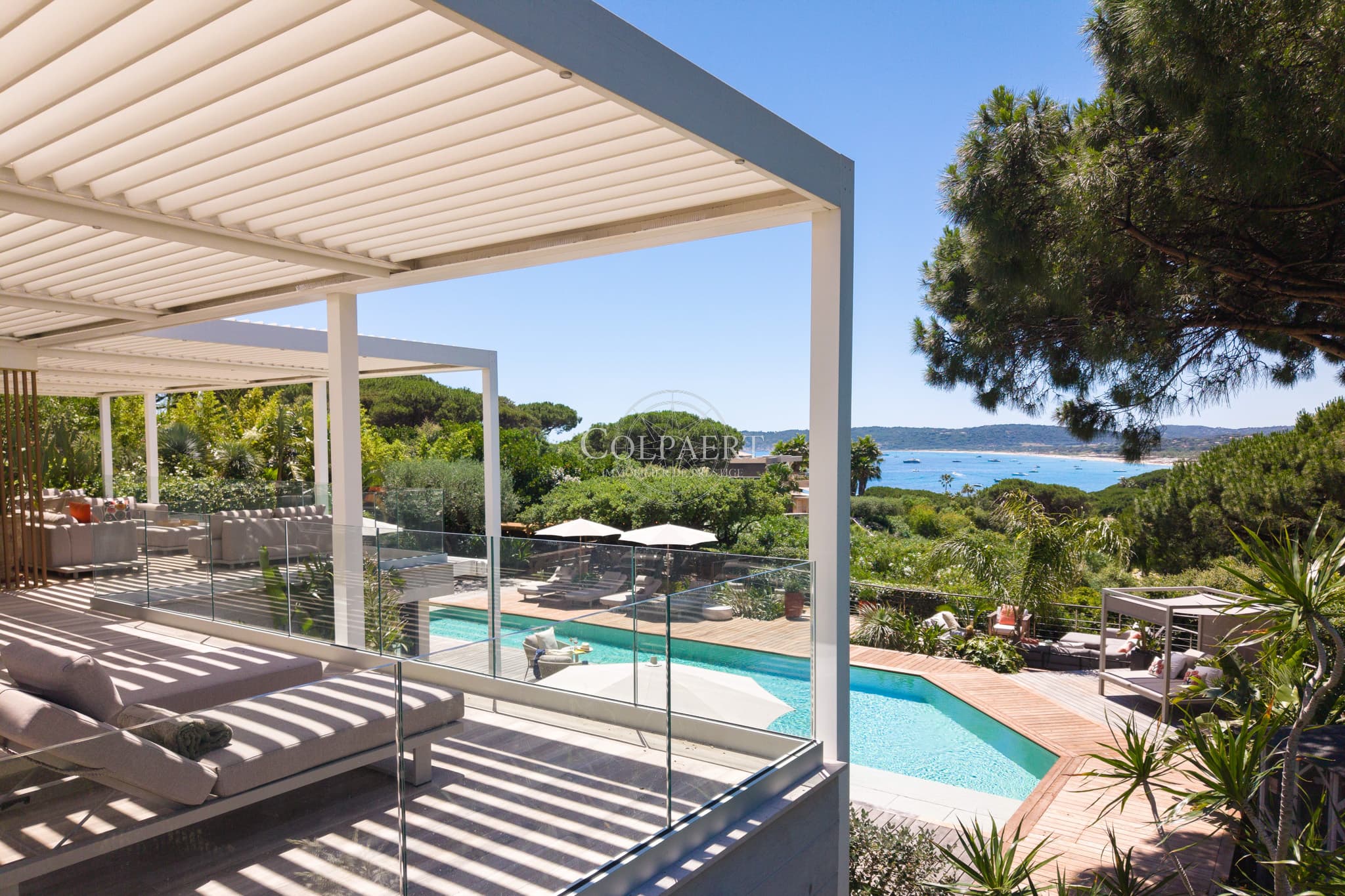 Piscine chauffée parfaitement intégrée au jardin avec vue dégagée sur la Méditerranée.