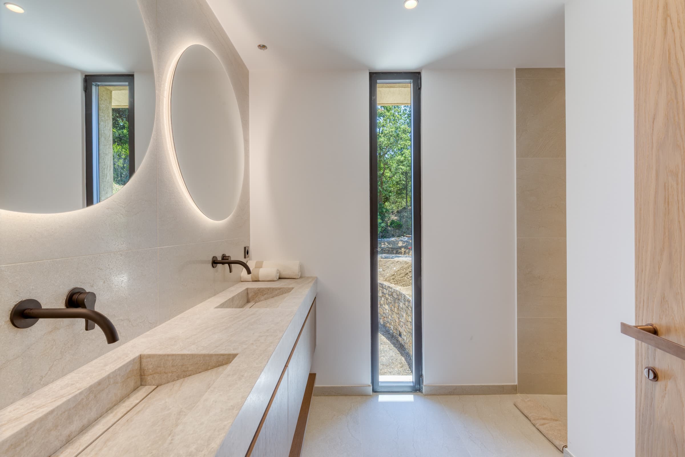 Villa de luxe à vendre à Ramatuelle : salle de bains raffinée avec baignoire design et vue mer.