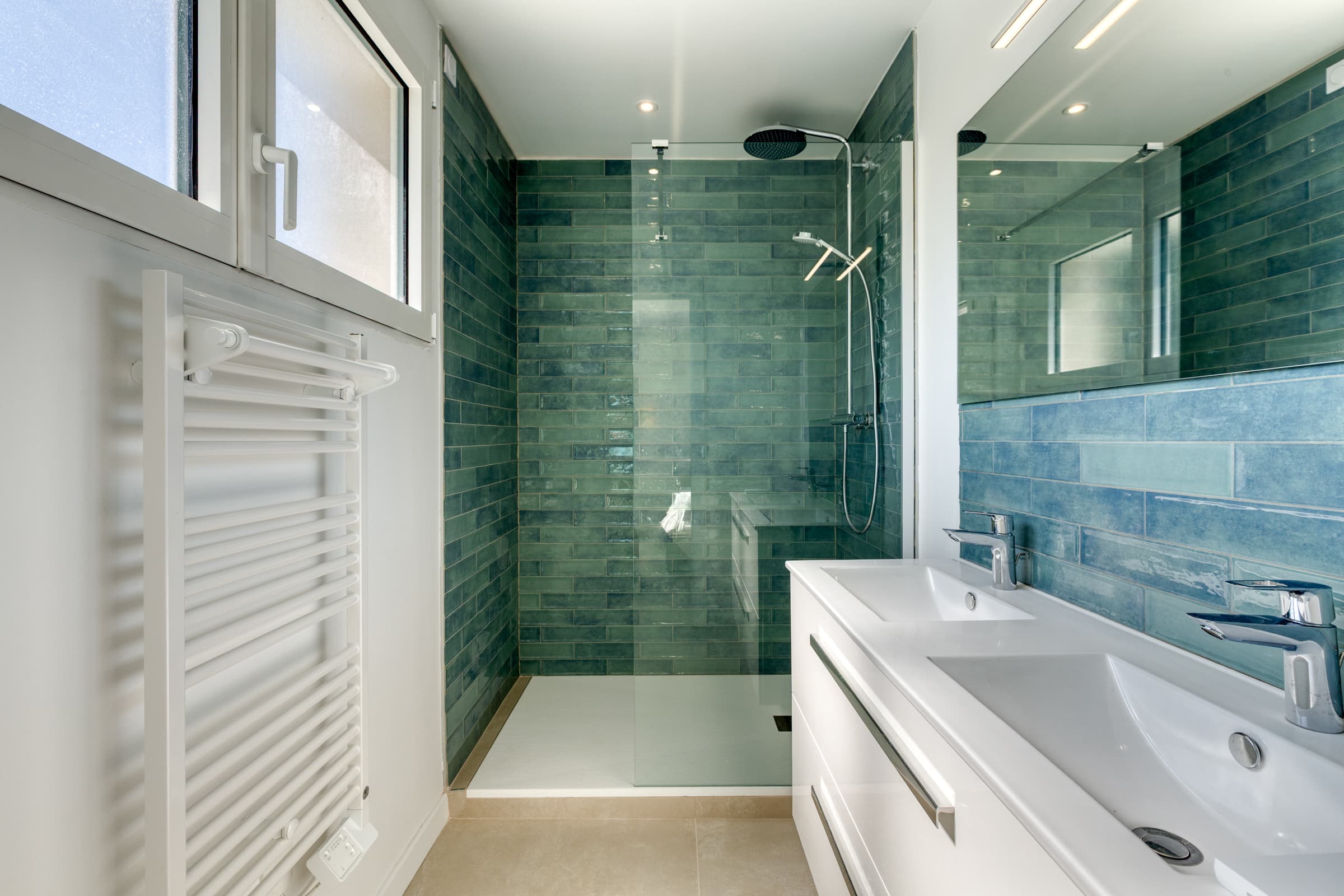 Villa à vendre Cavalaire-sur-Mer : Chambre avec salle de douche privative et décoration contemporaine.