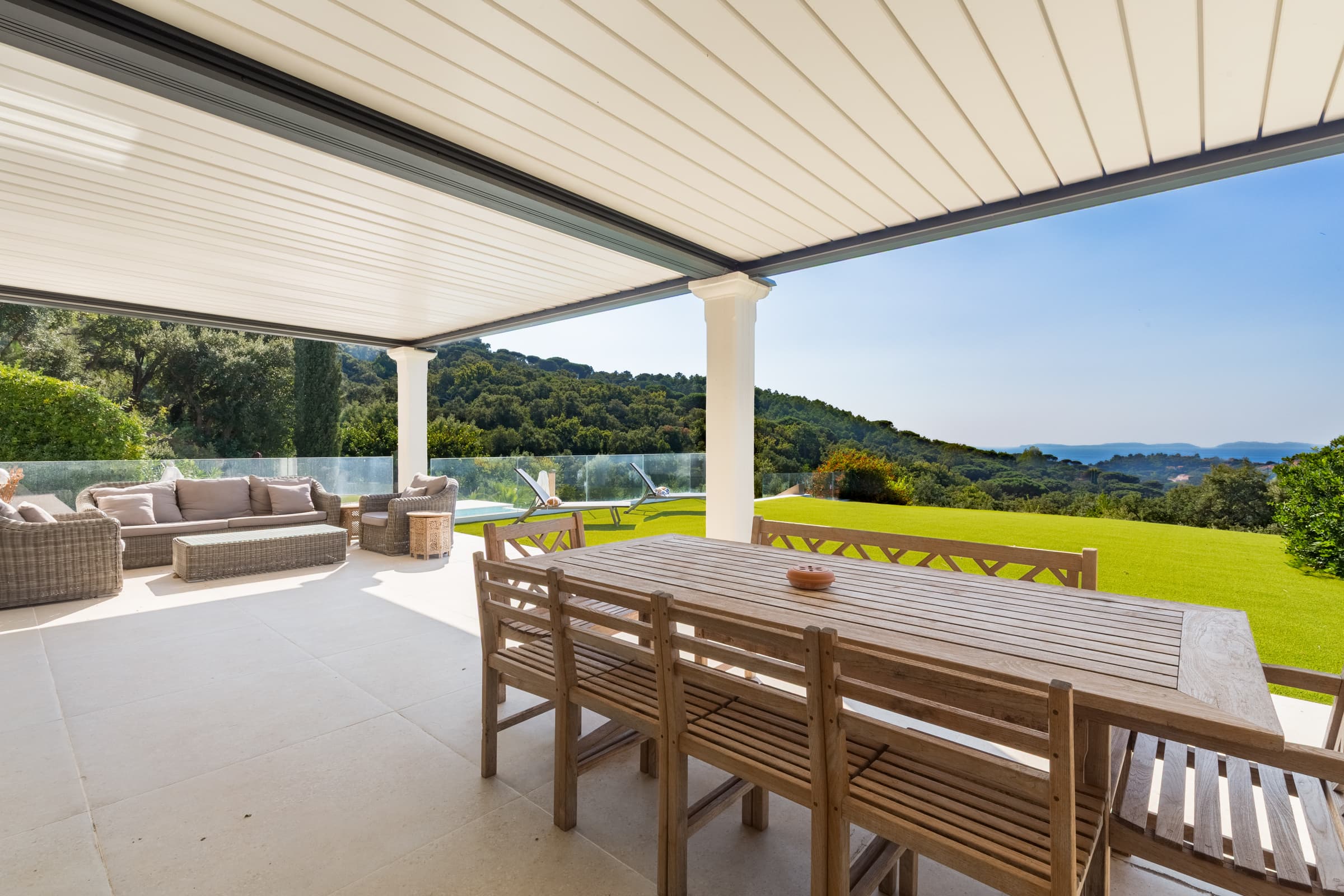 Terrasses ensoleillées surplombant la Méditerranée. Villa d’exception à vendre à La Croix-Valmer, secteur Gigaro.