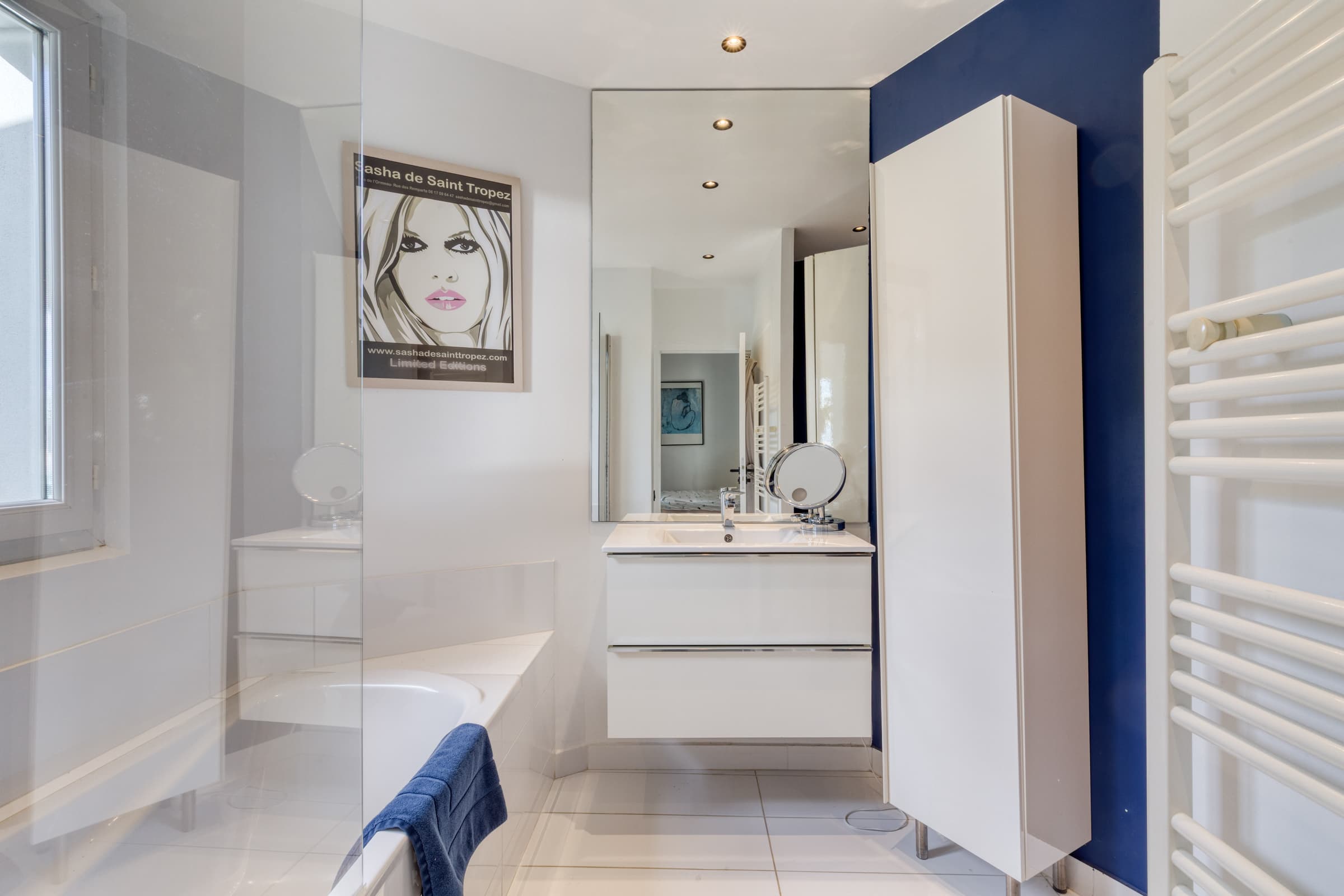 Salle de bain élégante de la villa à vendre, finitions haut de gamme et douche italienne.