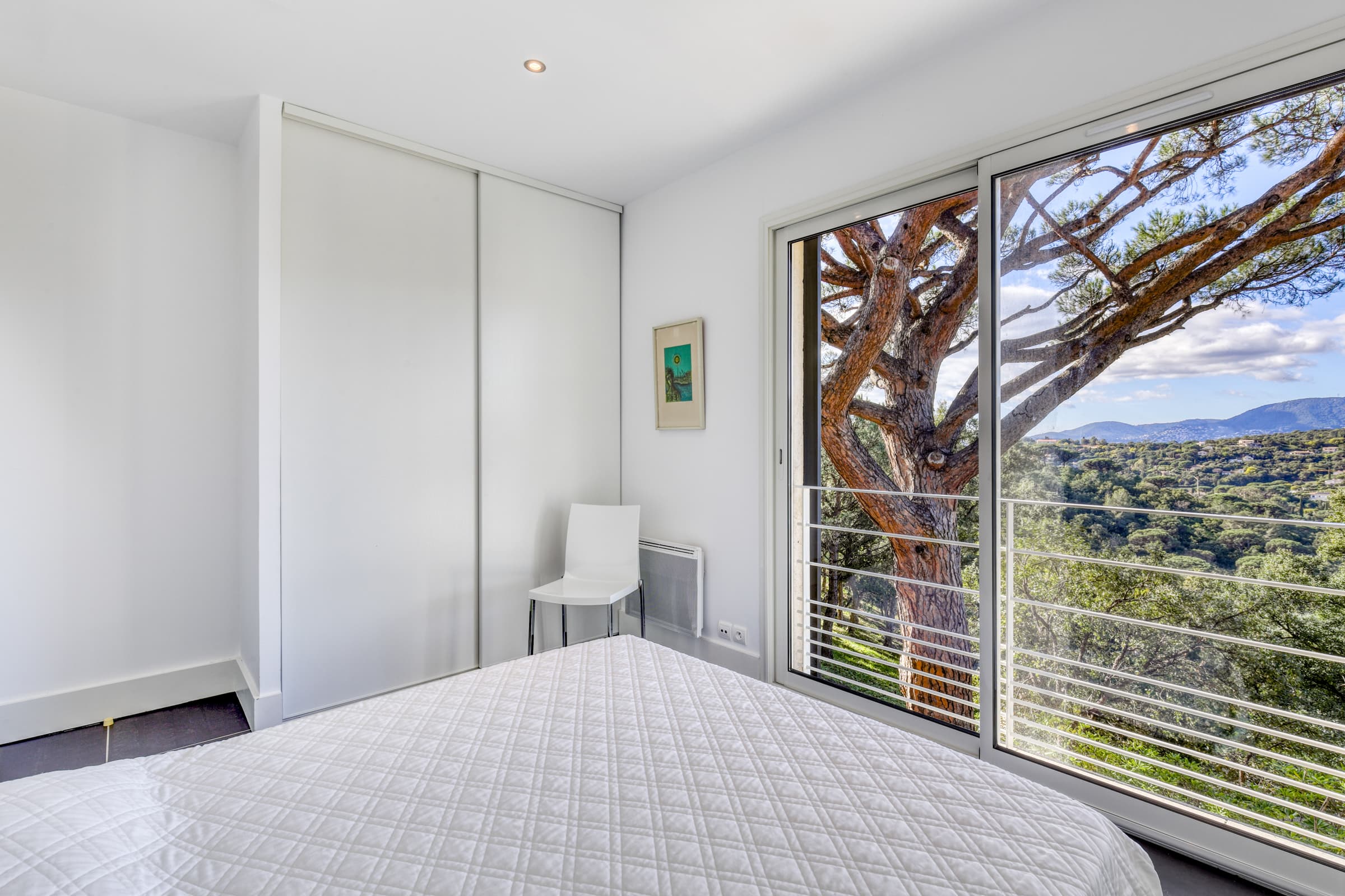 Villa familiale à vendre à Gigaro avec 6 chambres lumineuses et vue mer.