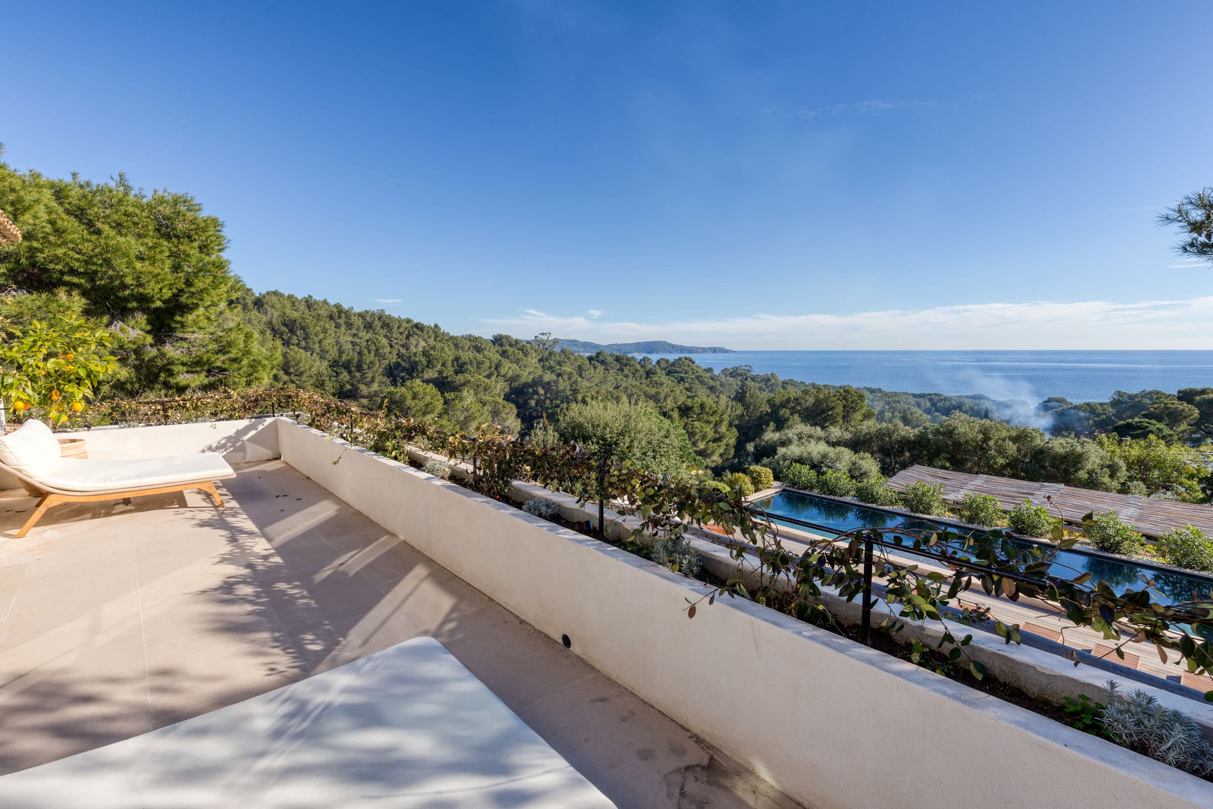 Terrasses plein sud avec panorama mer spectaculaire, propriété d’exception à vendre proche Saint-Tropez.