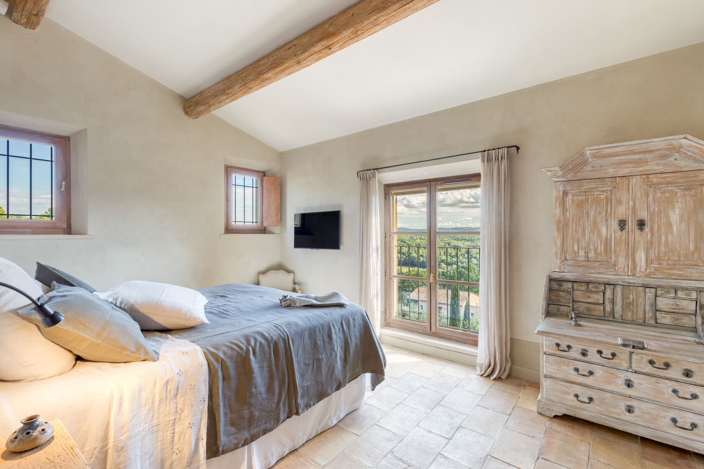 Suite luxueuse avec dressing et salle de bain privée, propriété premium en vente à Entrecasteaux.