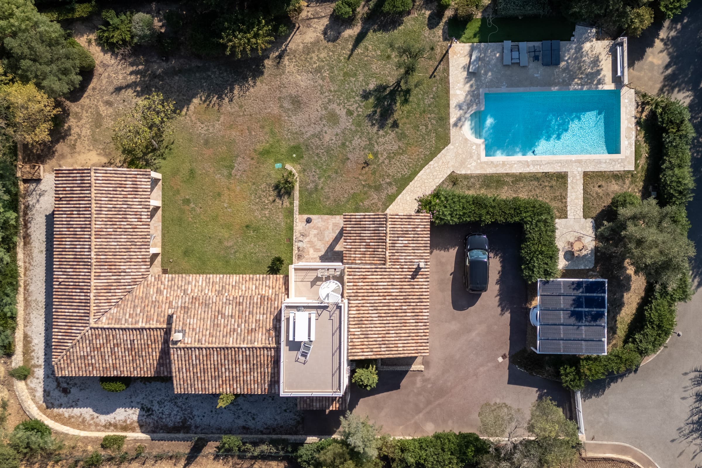 Vue aérienne de la villa élégante au Domaine du Golfe Bleu à Grimaud Beauvallon, avec piscine, et proximité immédiate des plages.