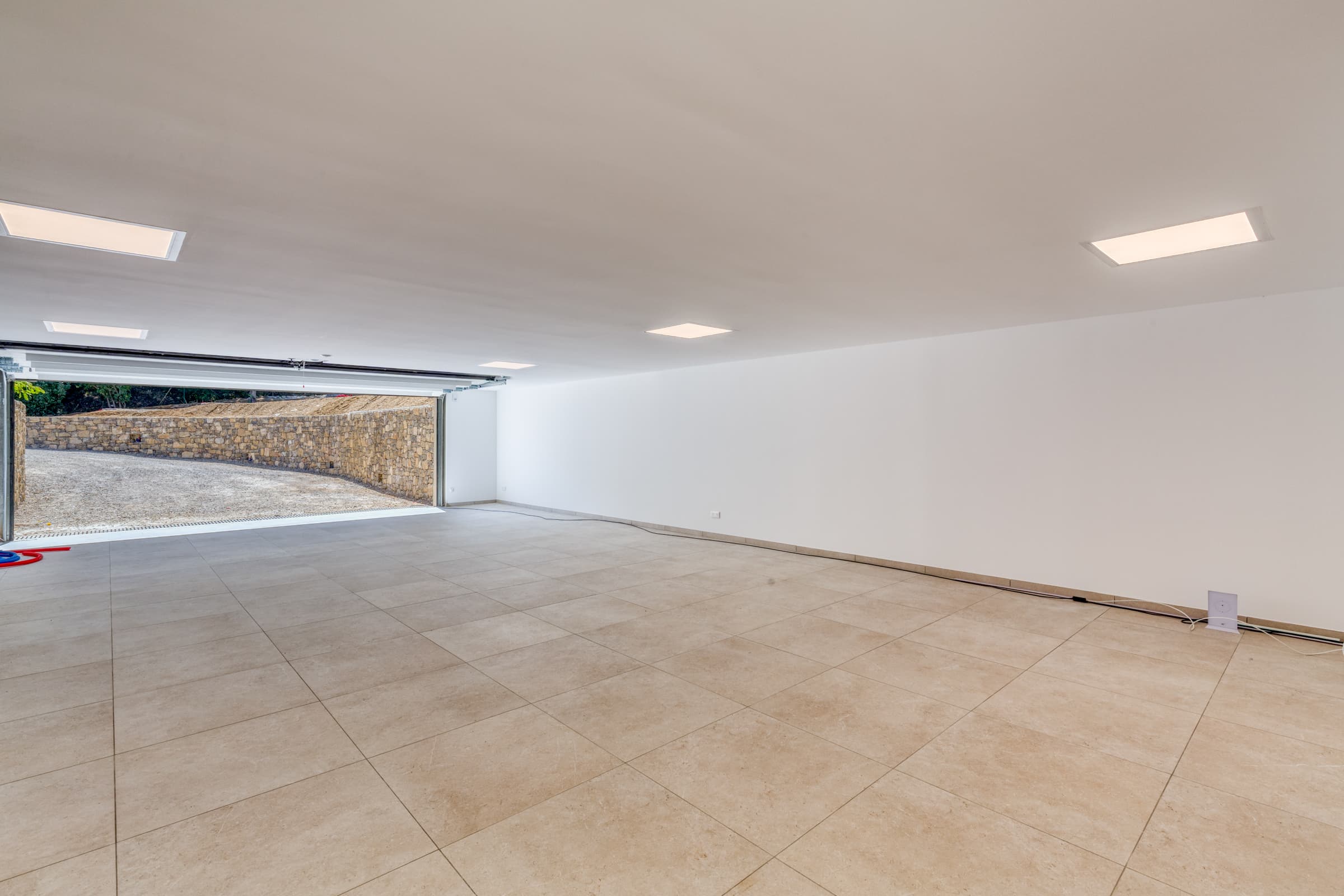 Villa de luxe à vendre à Pampelonne : garage pour quatre véhicules avec stationnements extérieurs.