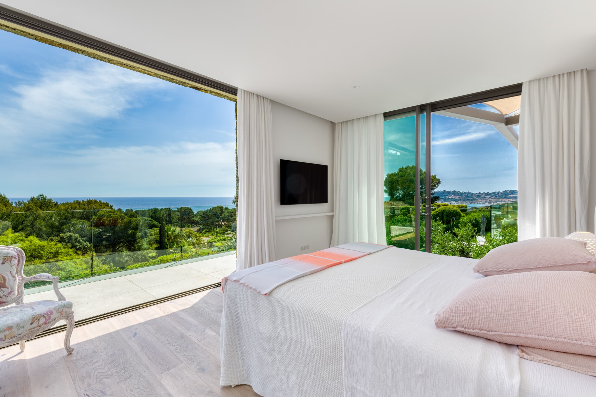 Élégance et intimité pour cette chambre principale avec terrasse privée et vue sur la mer.