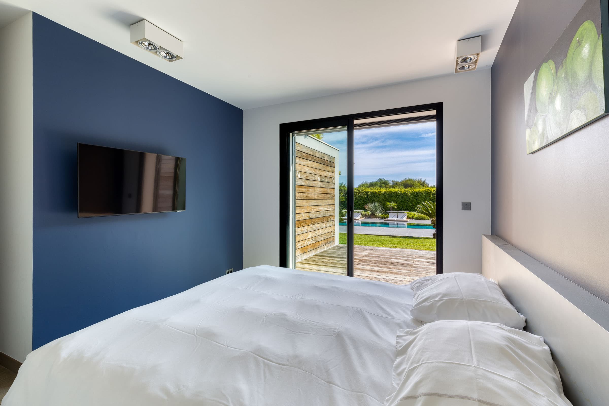 Chambre d’invités moderne avec salle de bain attenante dans une villa proche de la plage de Pampelonne à vendre.