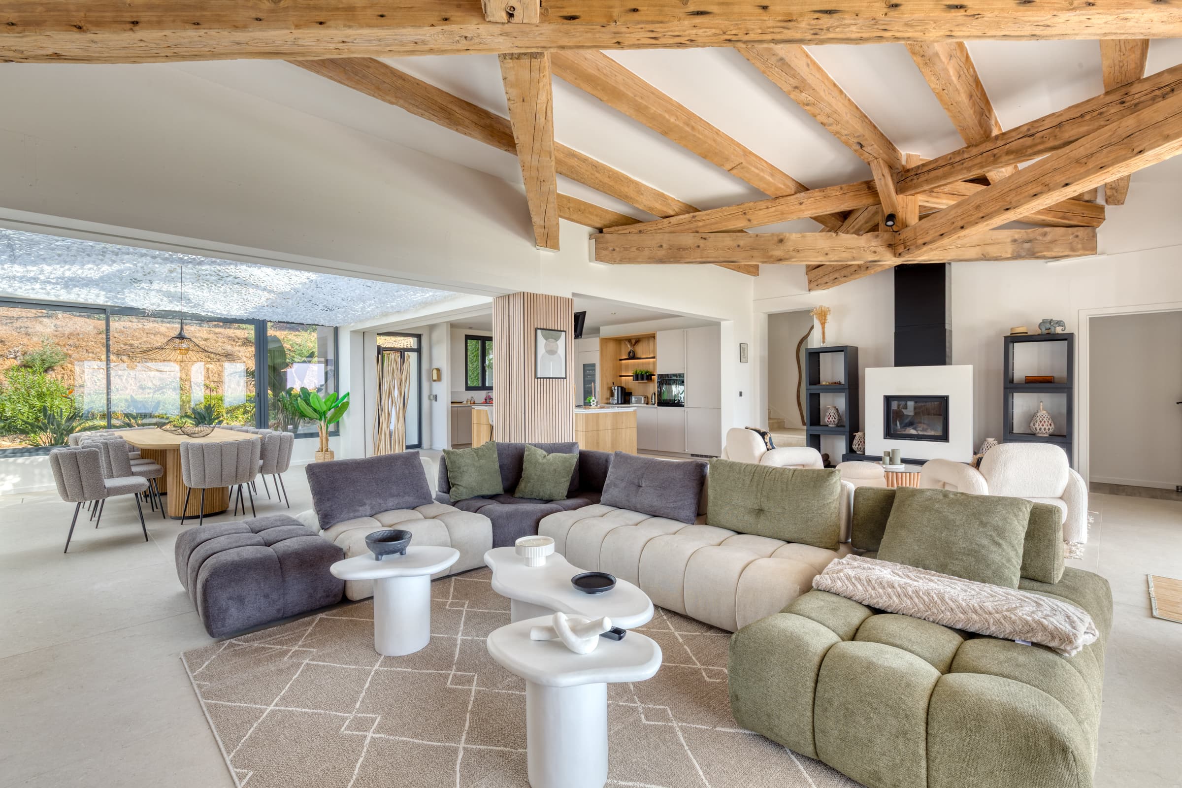 Salon élégant avec cheminée et ouverture sur la mer. Villa d’exception à vendre à La Croix-Valmer, secteur Gigaro.