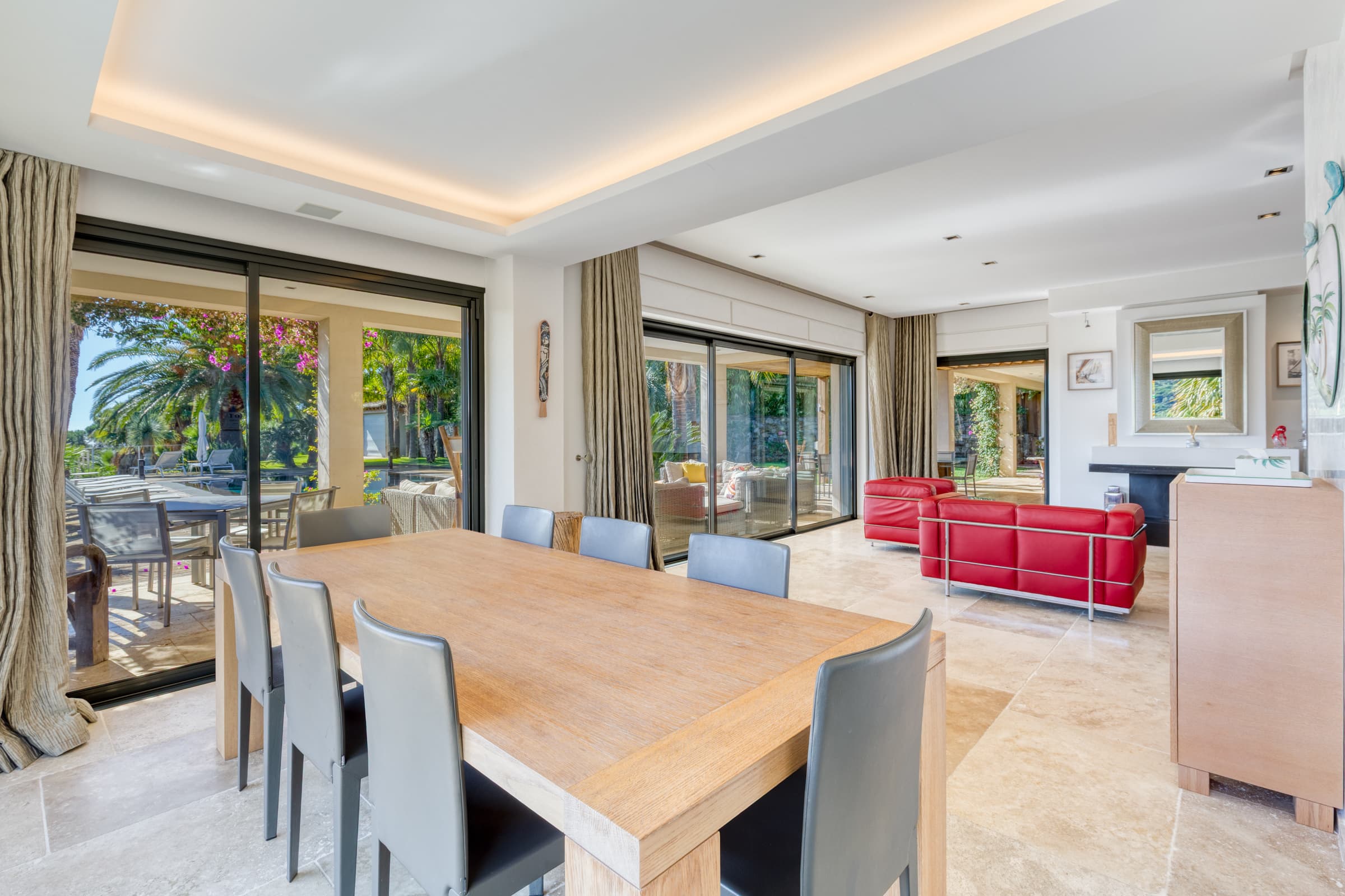 Salle à manger ouverte sur la terrasse et le jardin. Confort et élégance dans villa de prestige à Gigaro.