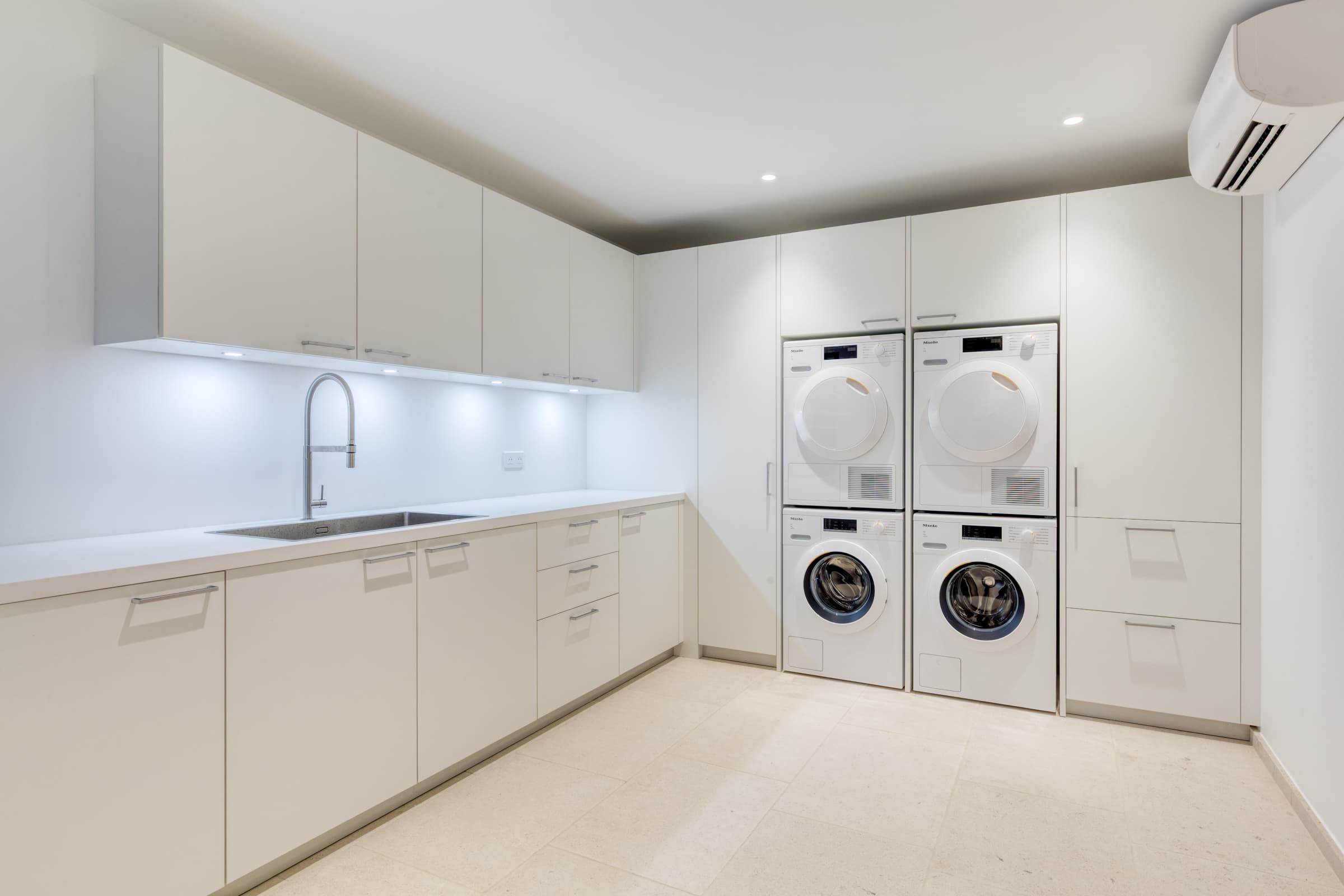 Villa de luxe à vendre à Pampelonne – buanderie