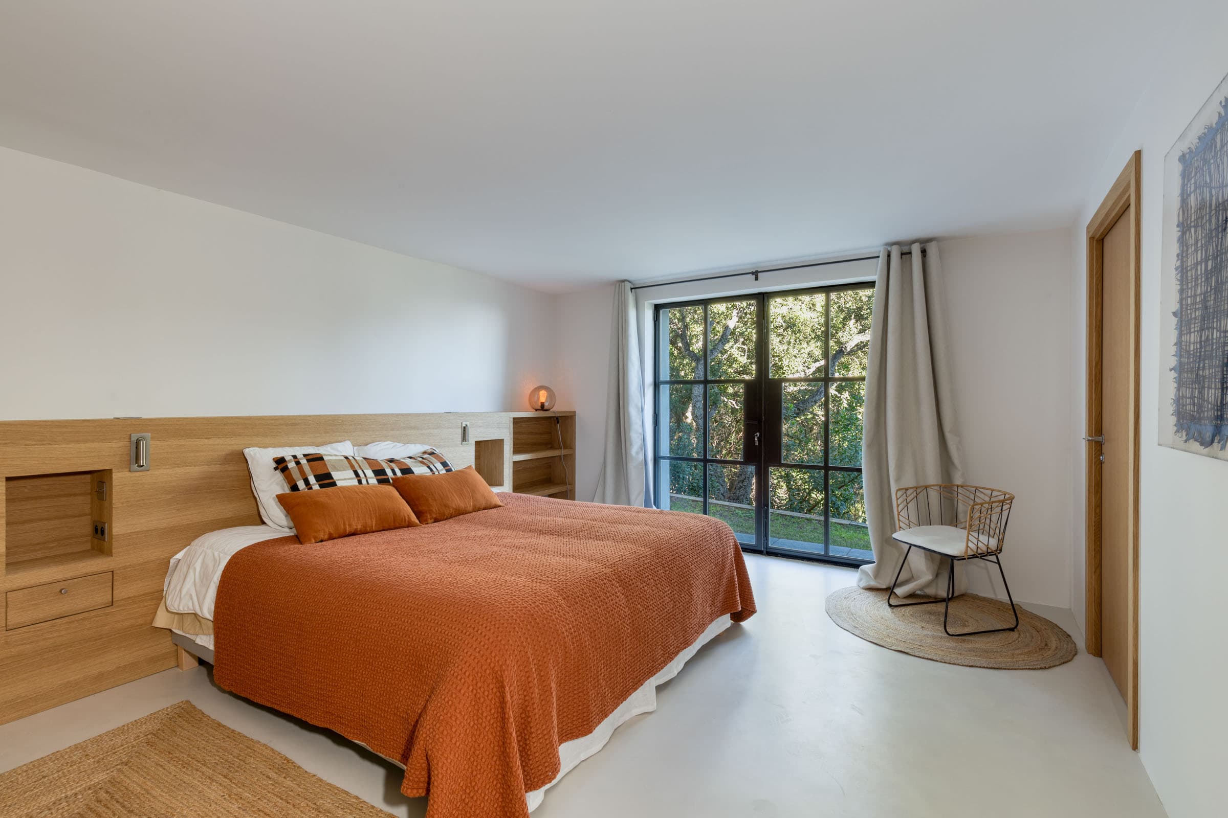 Chambre luxueuse avec salles de bain privée et vue mer dans une villa haut de gamme à vendre dans le Golfe de Saint-Tropez.