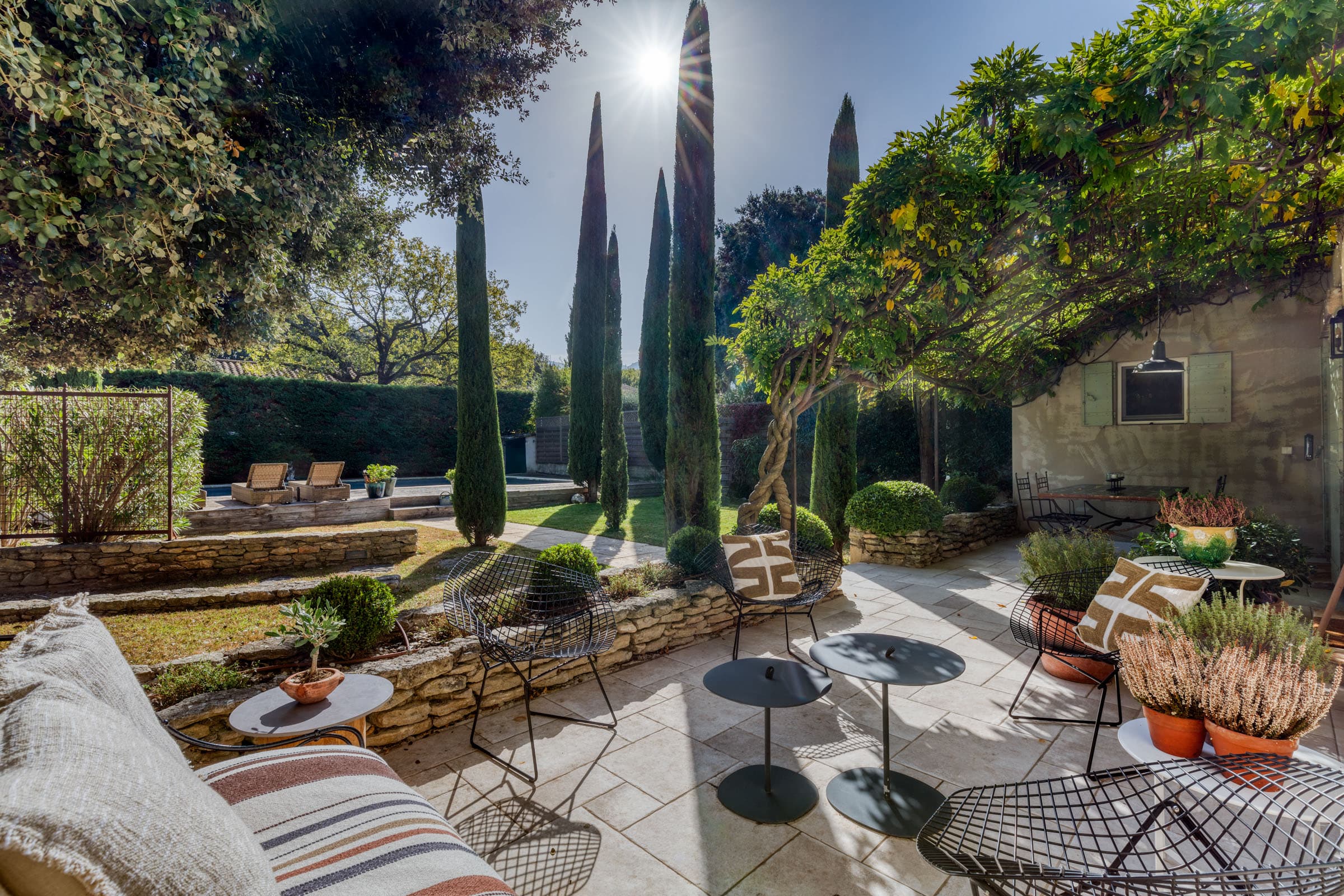 Terrasses ensoleillées d’une villa à vendre à Maubec, bastide charmante avec jardin, piscine et 4 chambres, parfait état.