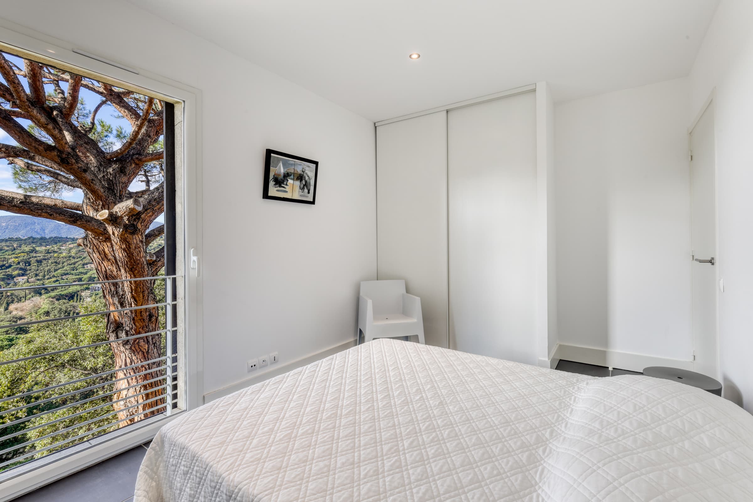 Villa familiale à vendre à Gigaro avec 6 chambres lumineuses et vue mer.