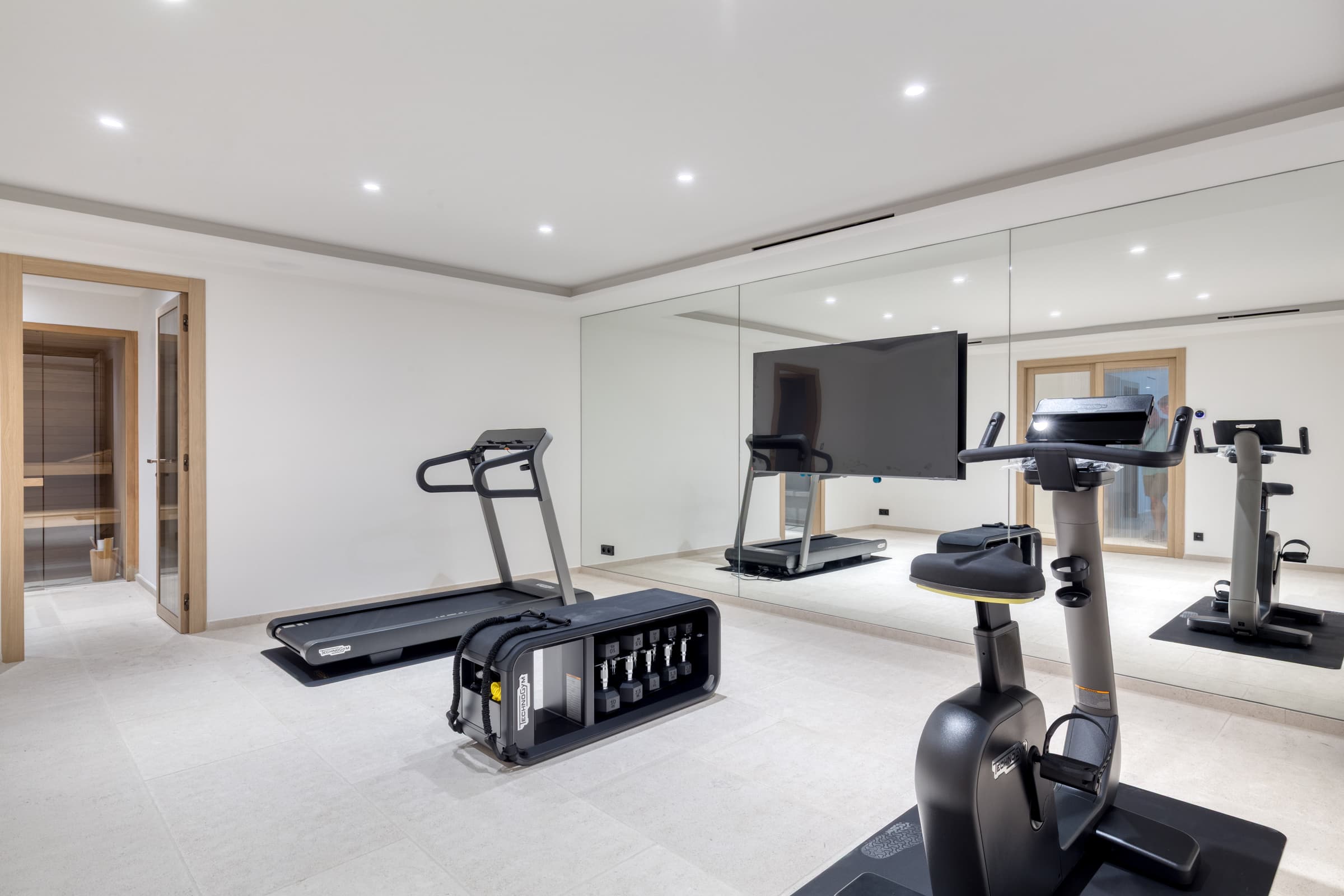 Villa de luxe à vendre à Ramatuelle : salle de sport avec douche et hammam pour détente totale