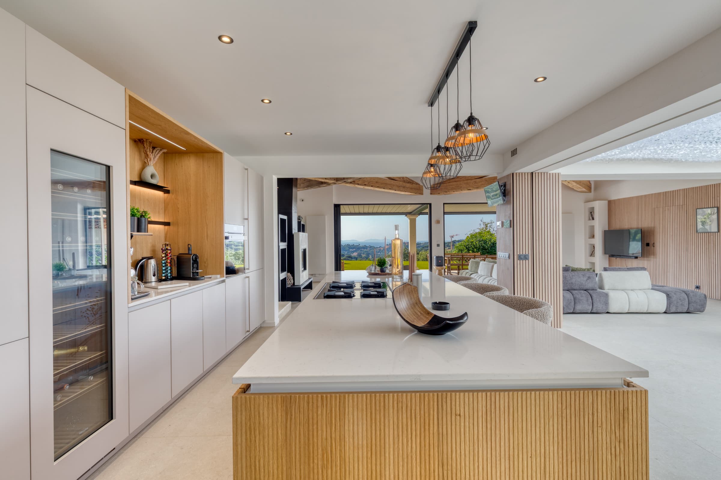 Cuisine sur-mesure et salle à manger sous verrières. Villa d’exception à vendre à La Croix-Valmer, secteur Gigaro.