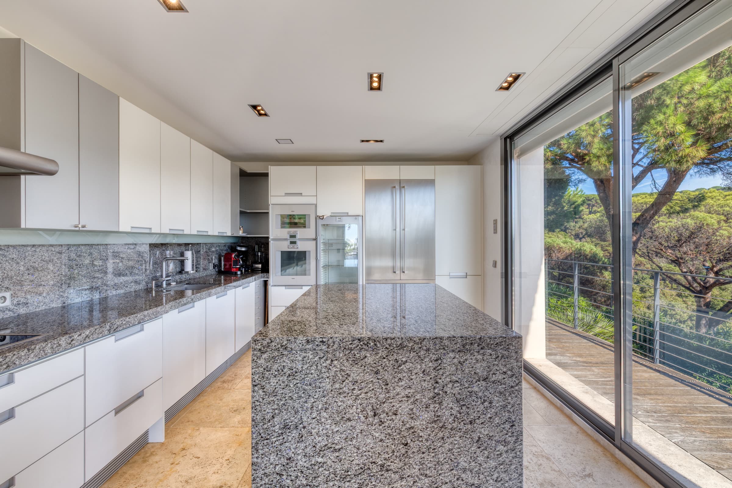 Cuisine moderne entièrement équipée avec appareils premium. Villa contemporaine à La Croix-Valmer.